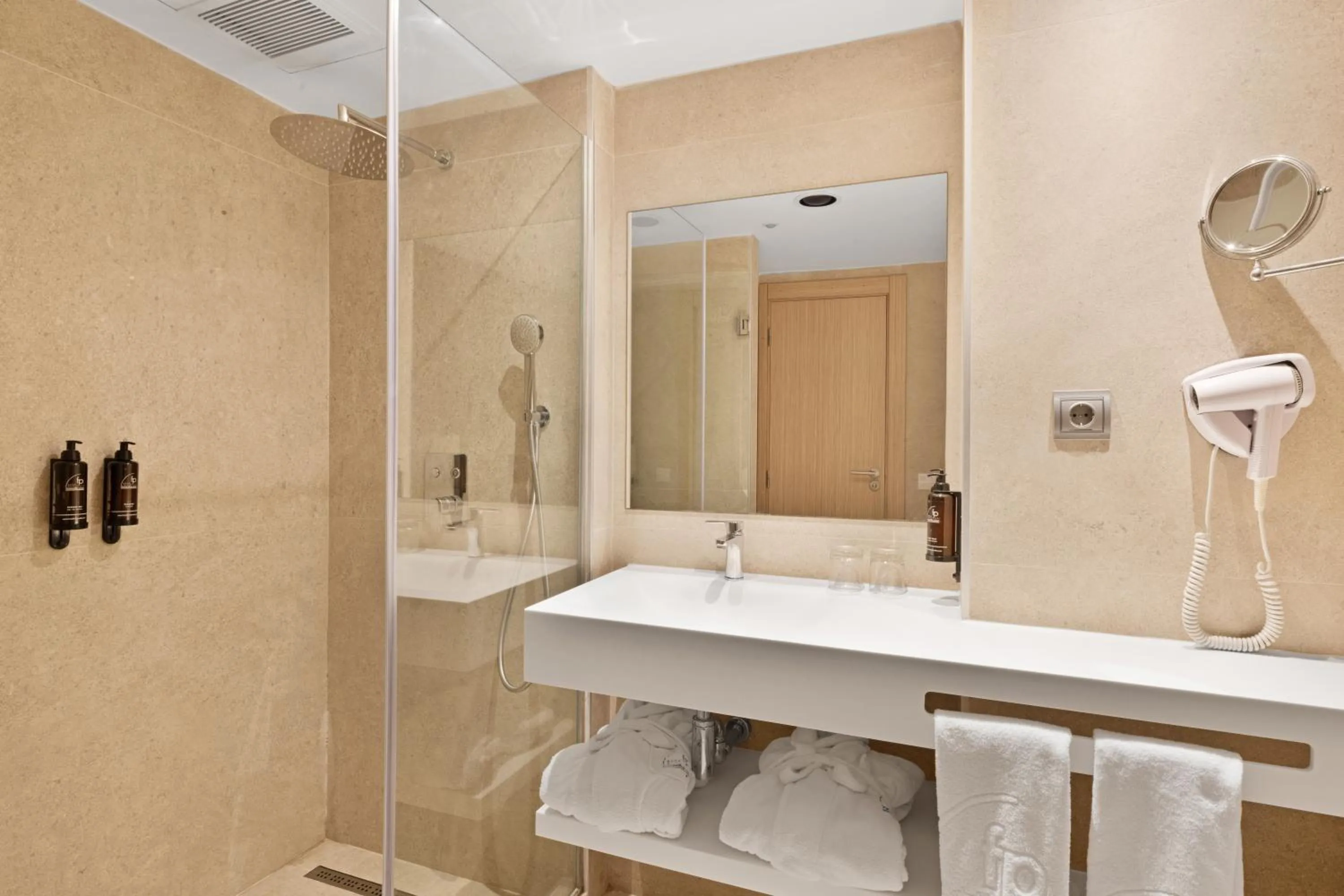 Shower in Aparthotel Fontanellas Playa