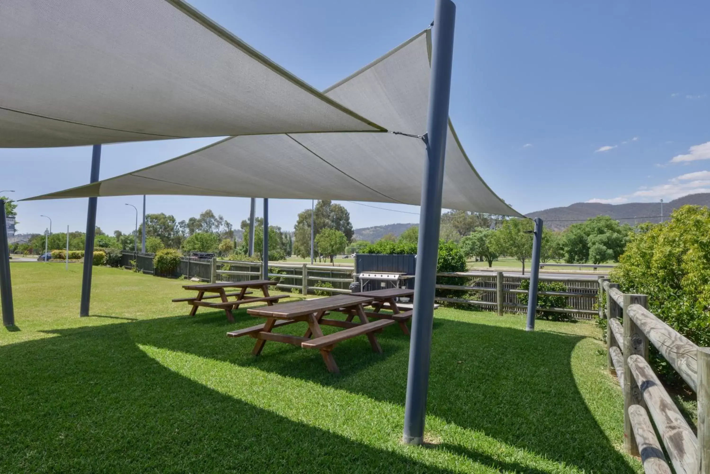 BBQ facilities in Cadman Motor Inn and Apartments BBQ facilities in Cadman Motor Inn and Apartments