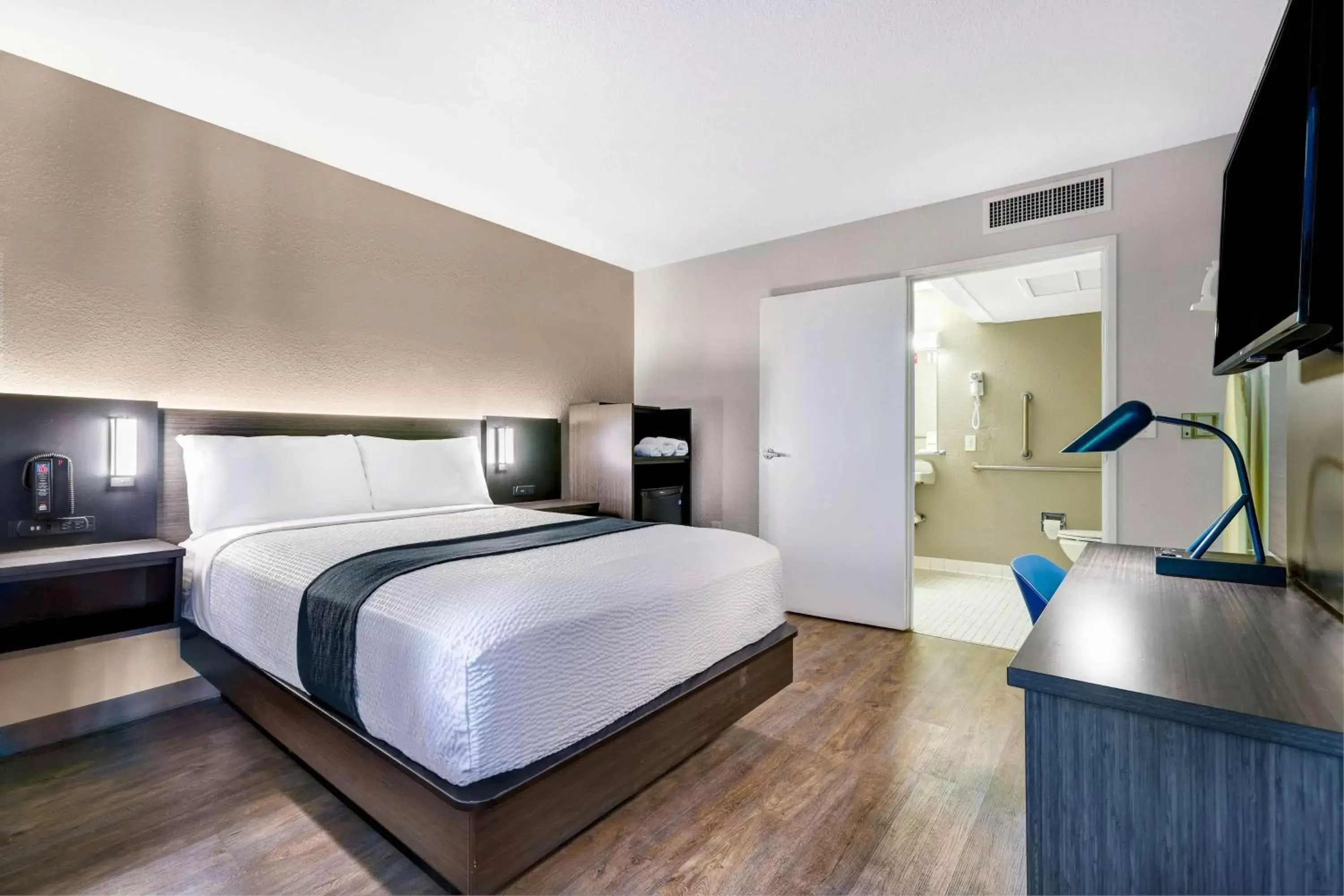 Deluxe Queen Room in Motel 6-Issaquah, WA - Seattle - East Deluxe Queen Room in Motel 6-Issaquah, WA - Seattle - East