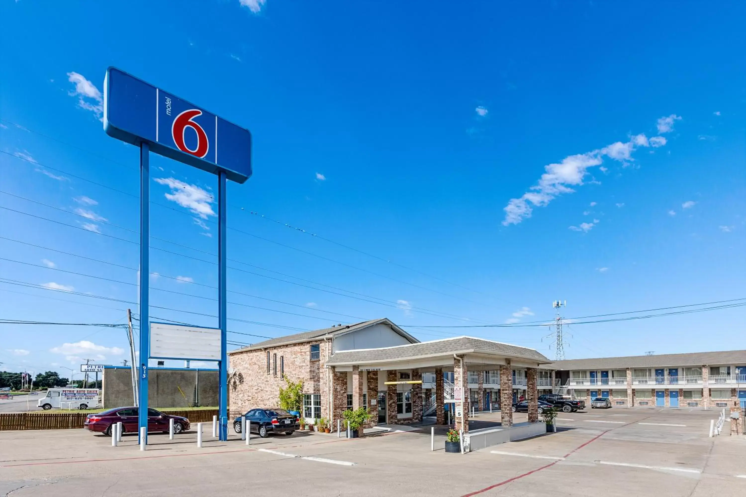 Facade/entrance, Property Building in Motel 6-Fort Worth, TX - Convention Center