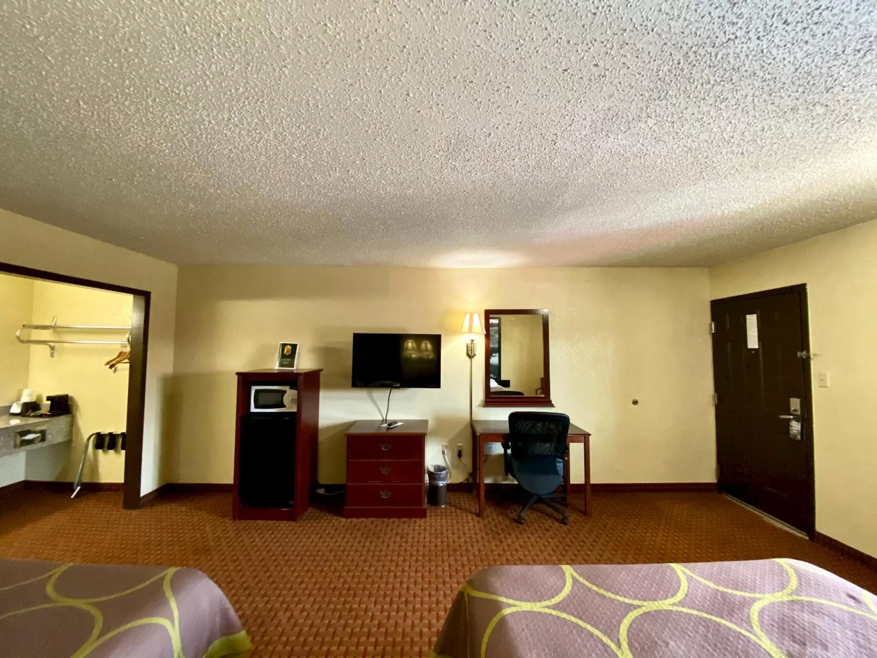 Bedroom, TV/Entertainment Center in Super 8 by Wyndham Shawnee