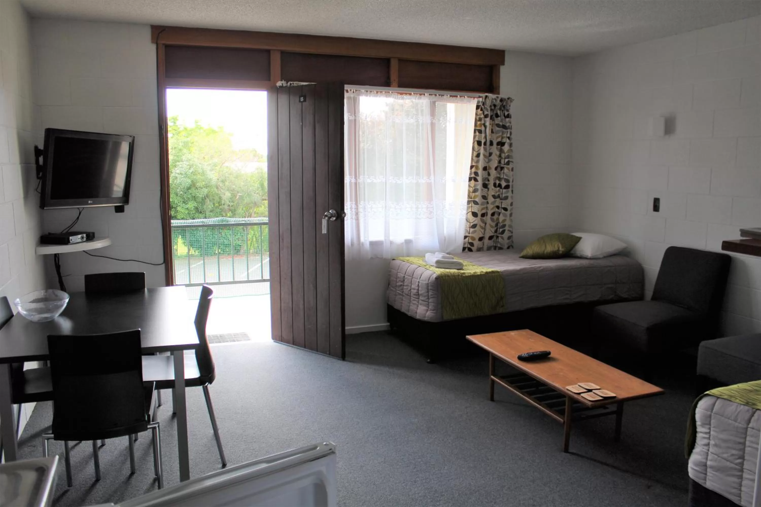 TV and multimedia in Elmore Lodge Motel