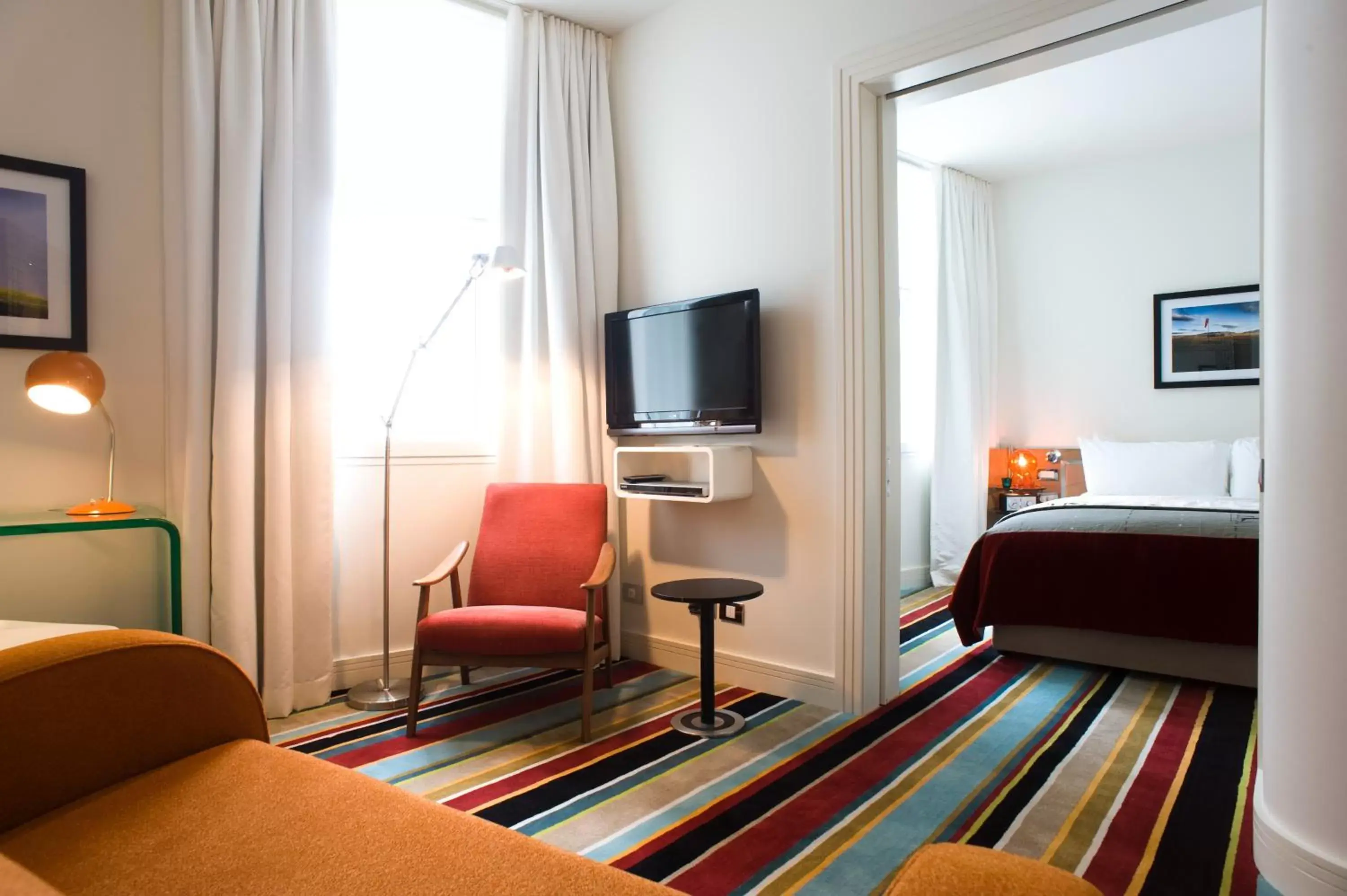 Seating area, TV/Entertainment Center in Hotel DeBrett