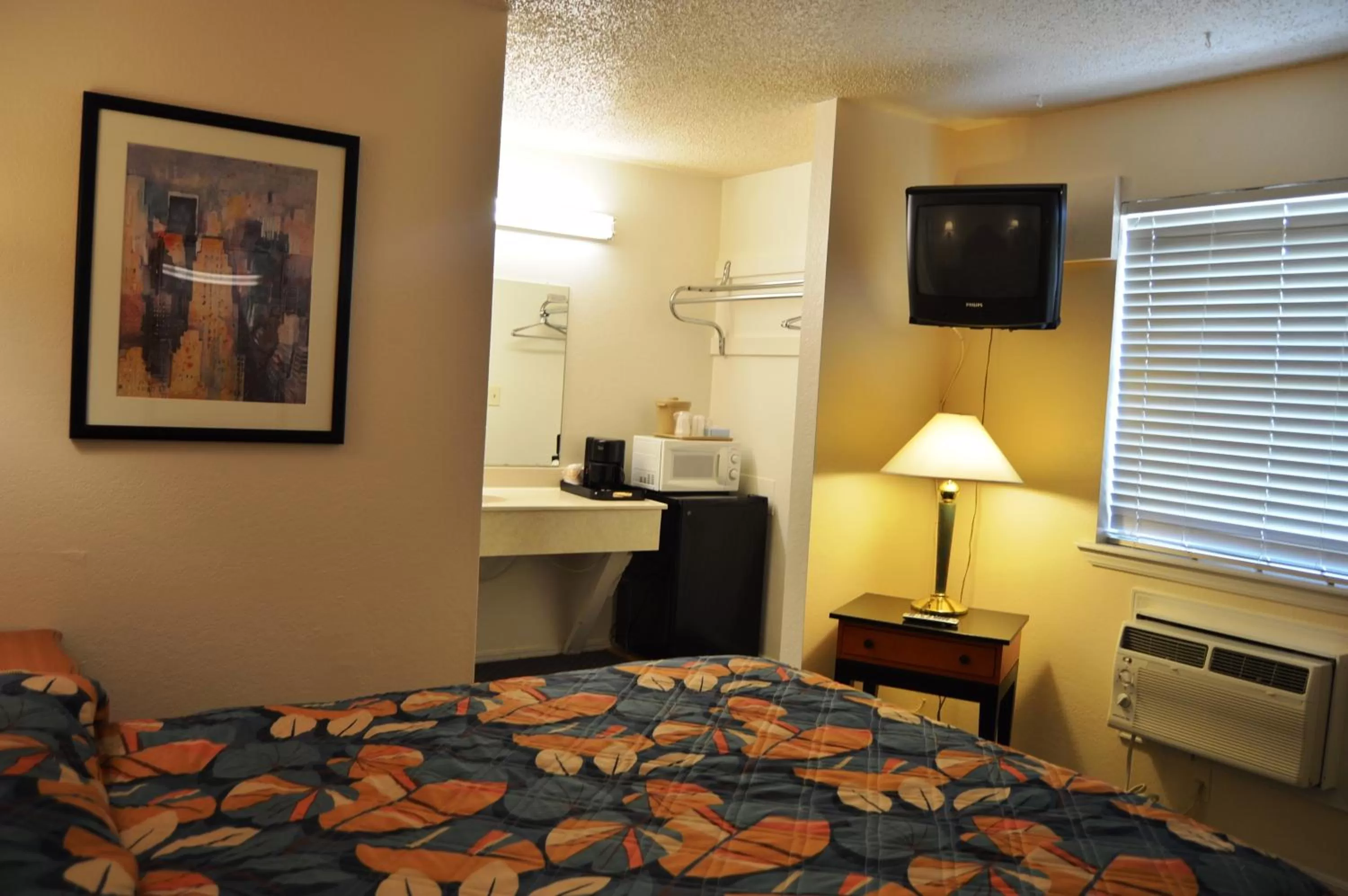 Decorative detail, Bed in Travelers Inn Wilburton