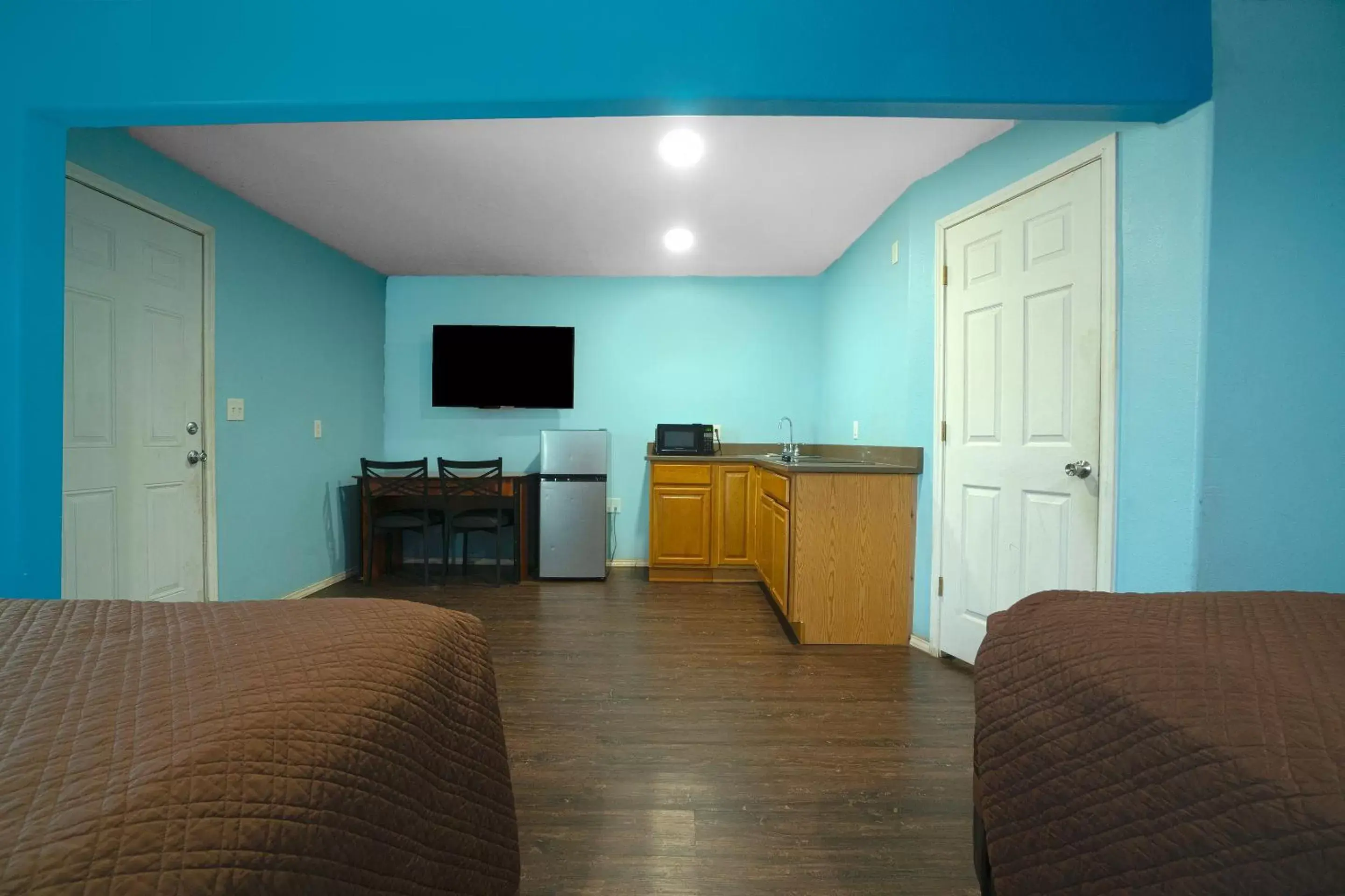 Kitchen or kitchenette, TV/Entertainment Center in Plaza Motel Corpus Christi by OYO