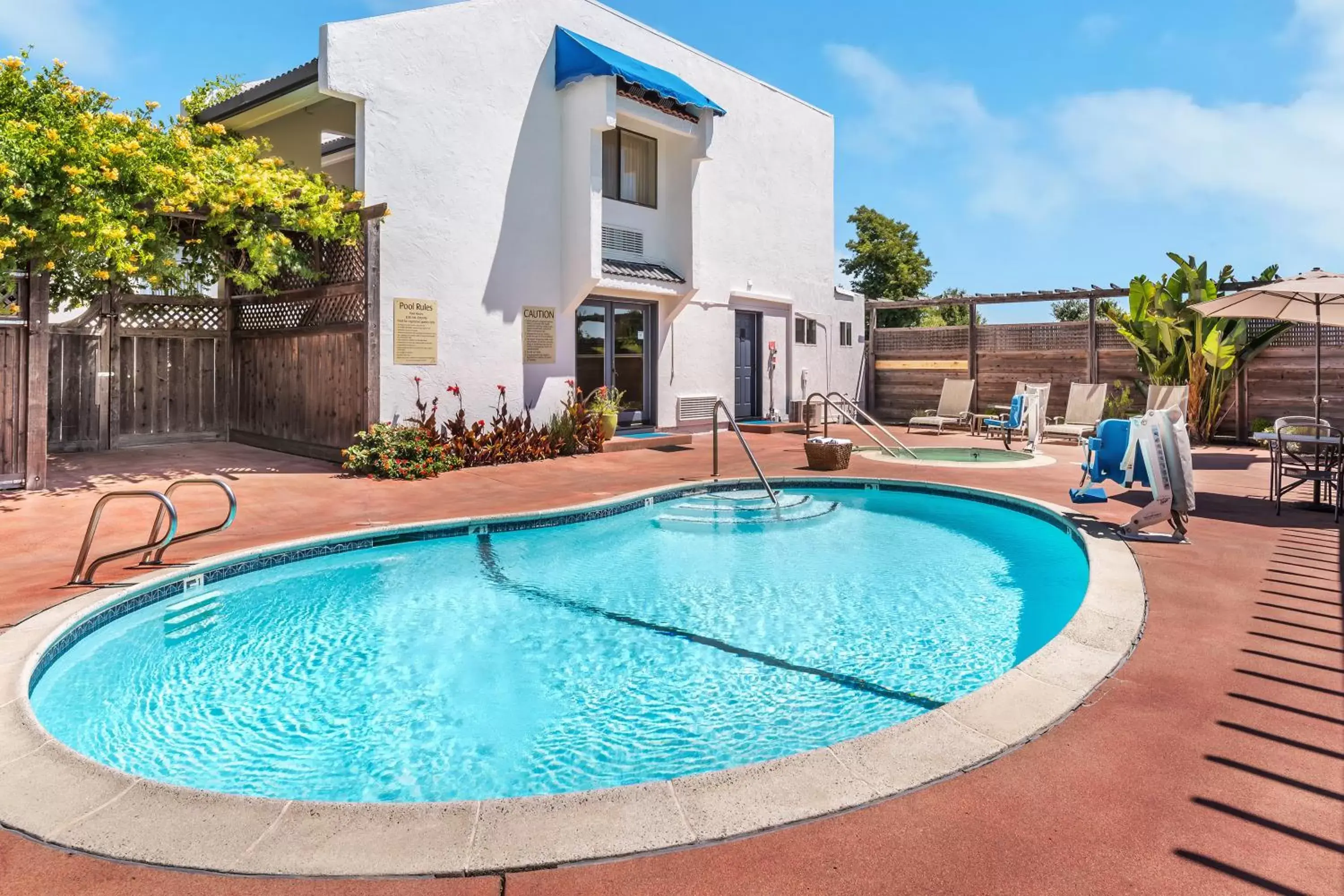 Swimming Pool in Chablis Inn