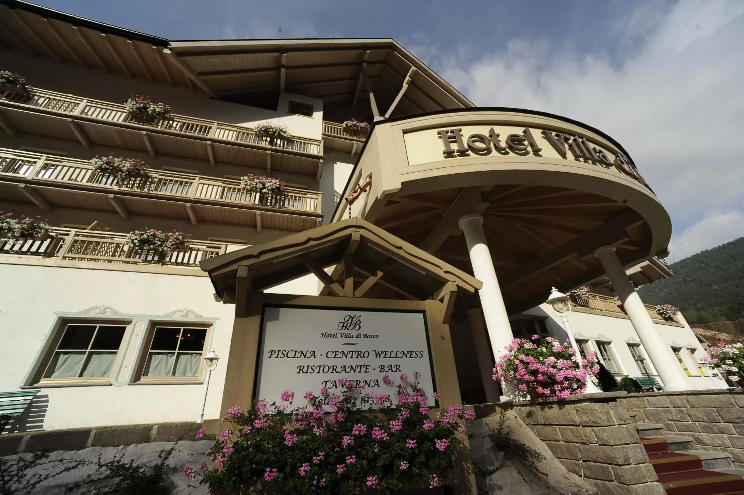 Facade/entrance, Property Building in Aparthotel Wellness Villa di Bosco