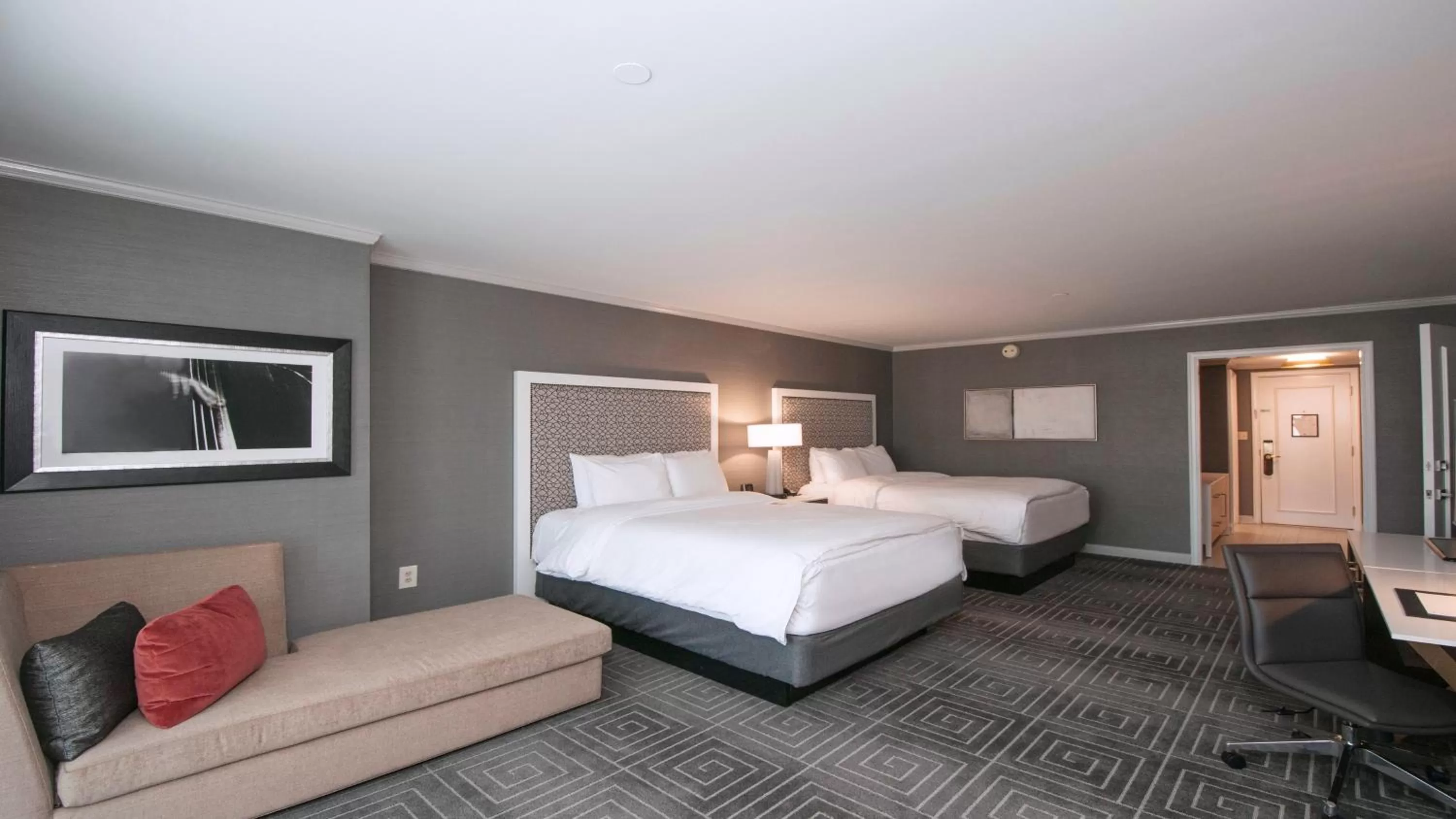 Photo of the whole room, Bed in InterContinental Kansas City at the Plaza by IHG