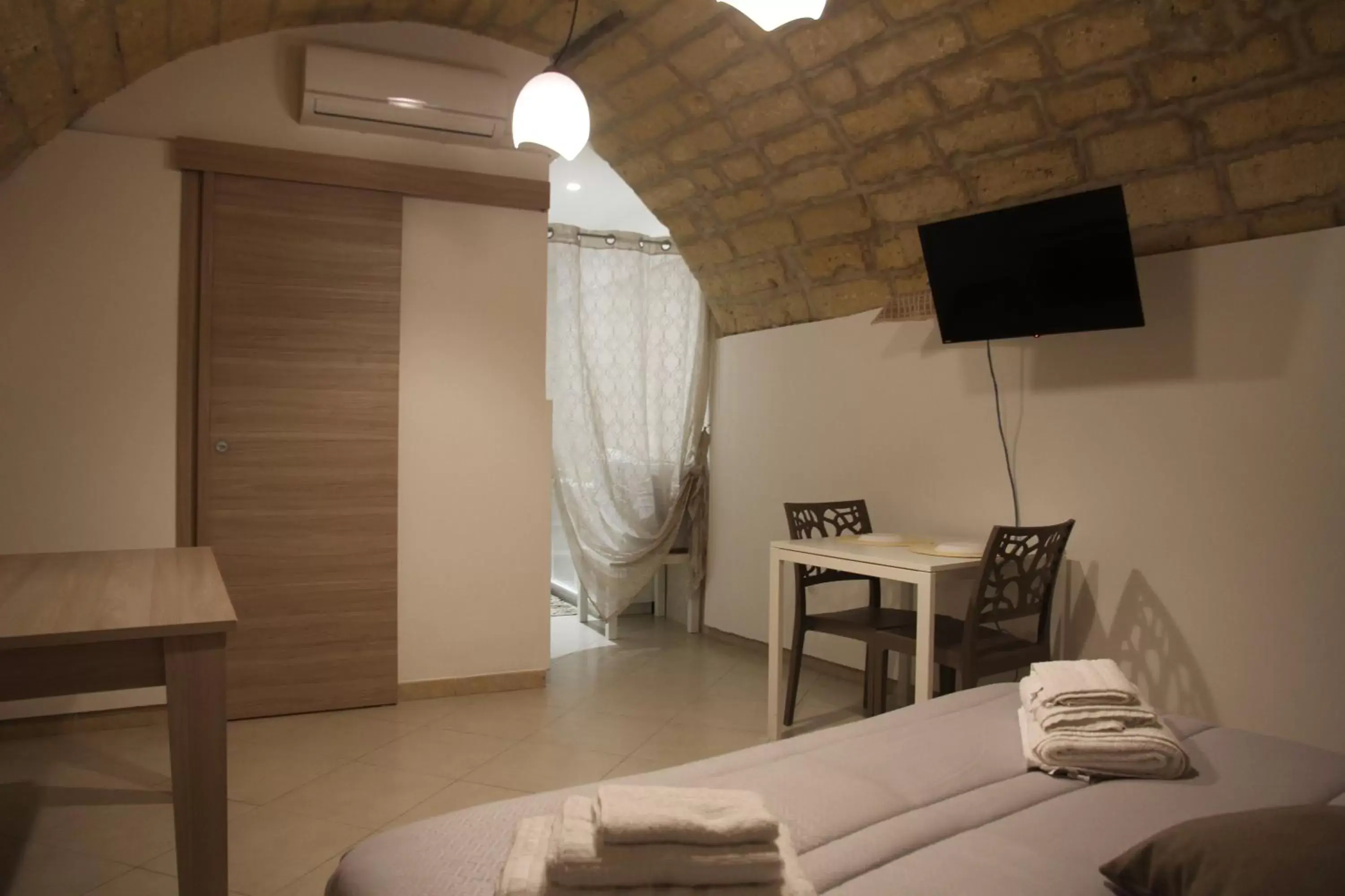 Bedroom, TV/Entertainment Center in Mirabari