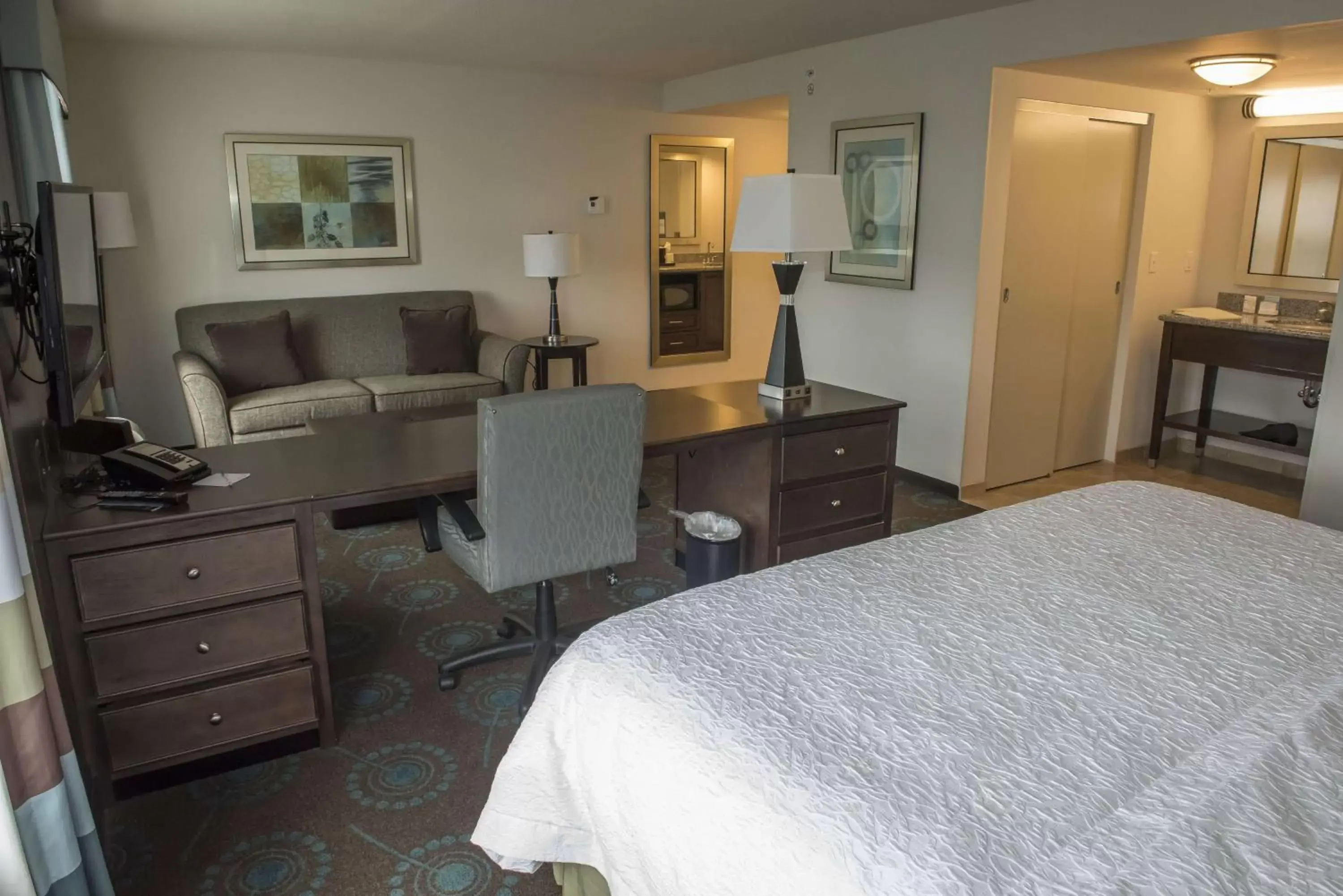 Bed, TV/Entertainment Center in Hampton Inn & Suites Orlando North Altamonte Springs