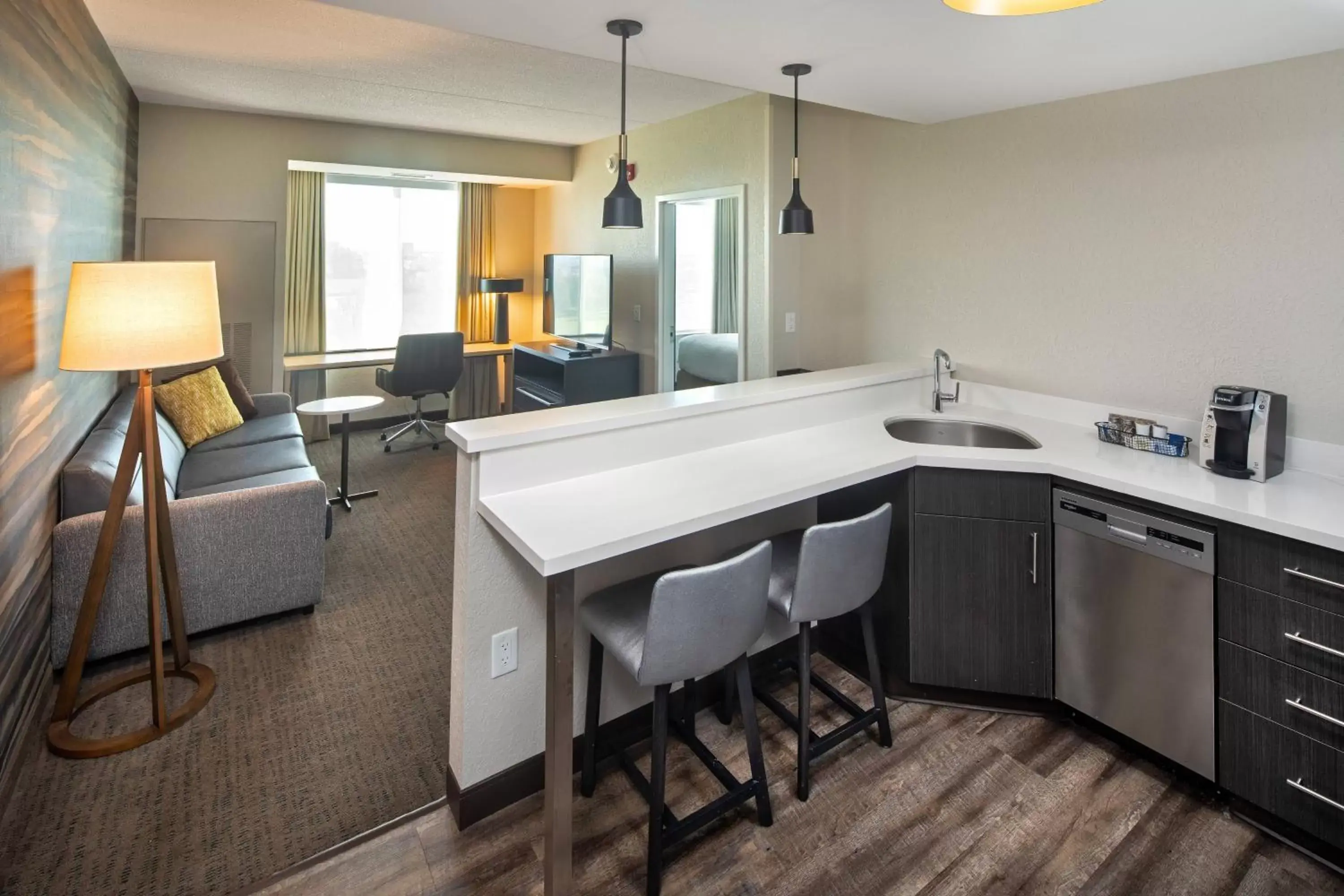 Living room, Kitchen/Kitchenette in Residence Inn by Marriott Toronto Mississauga West