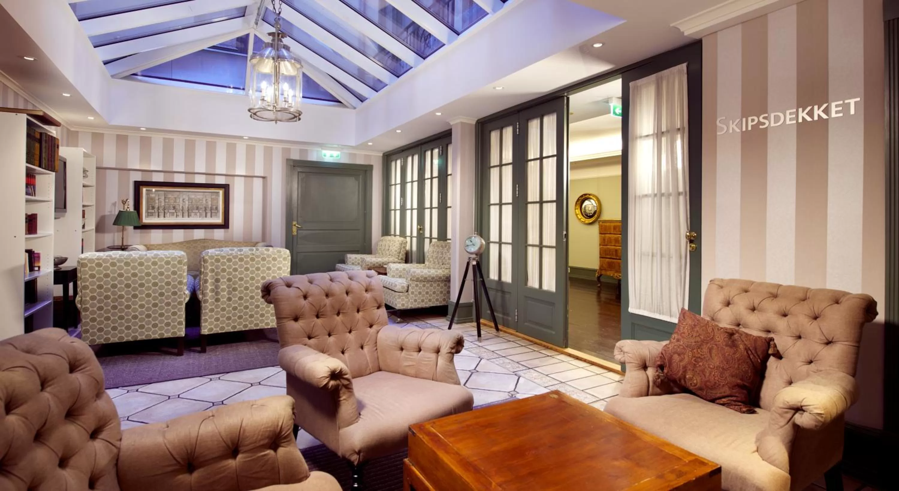 Communal lounge/ TV room in Home Hotel Bastion