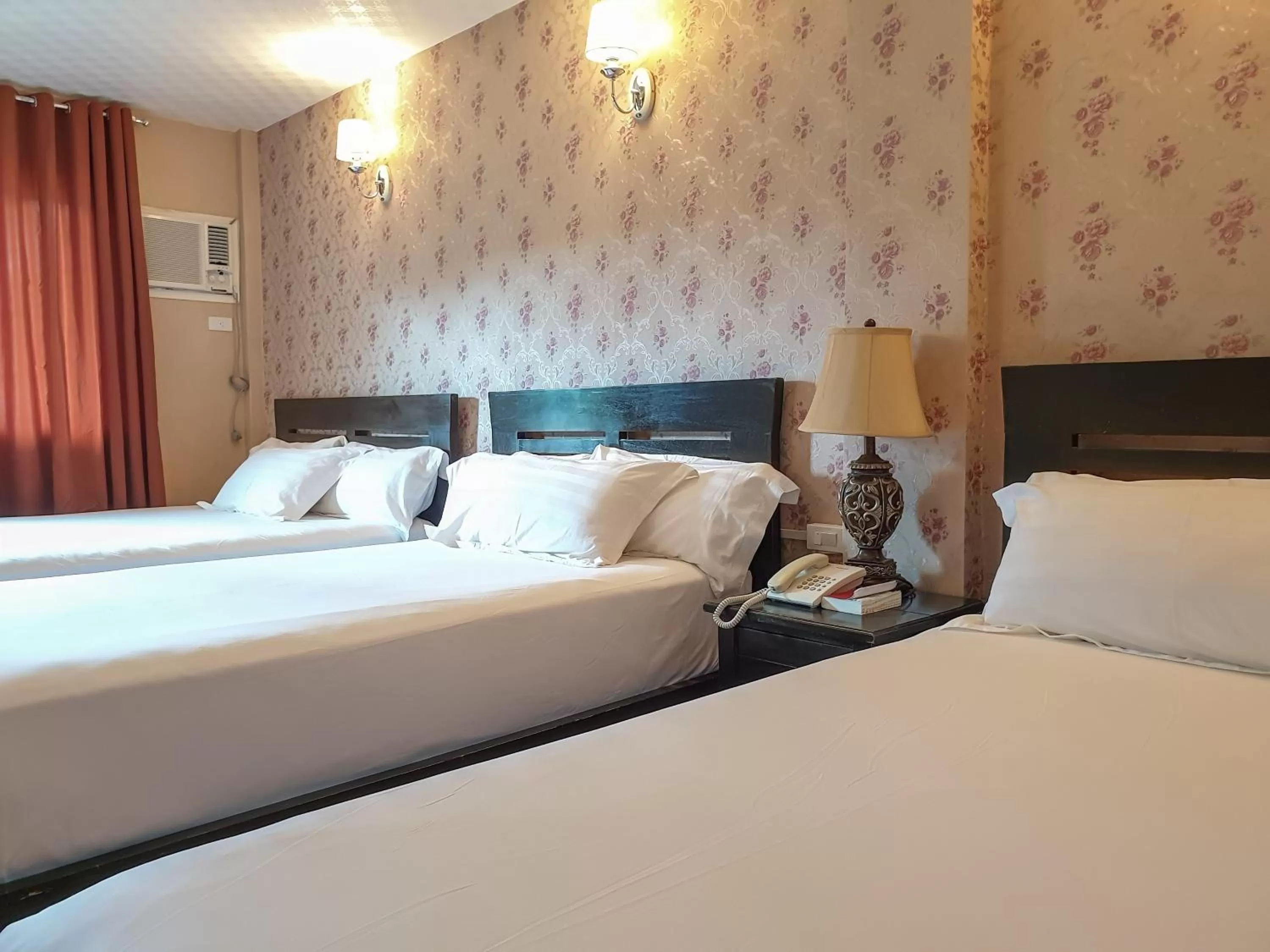 Bed in Hanan Hotel Tagaytay - Formerly Tagaytay Wingate Manor