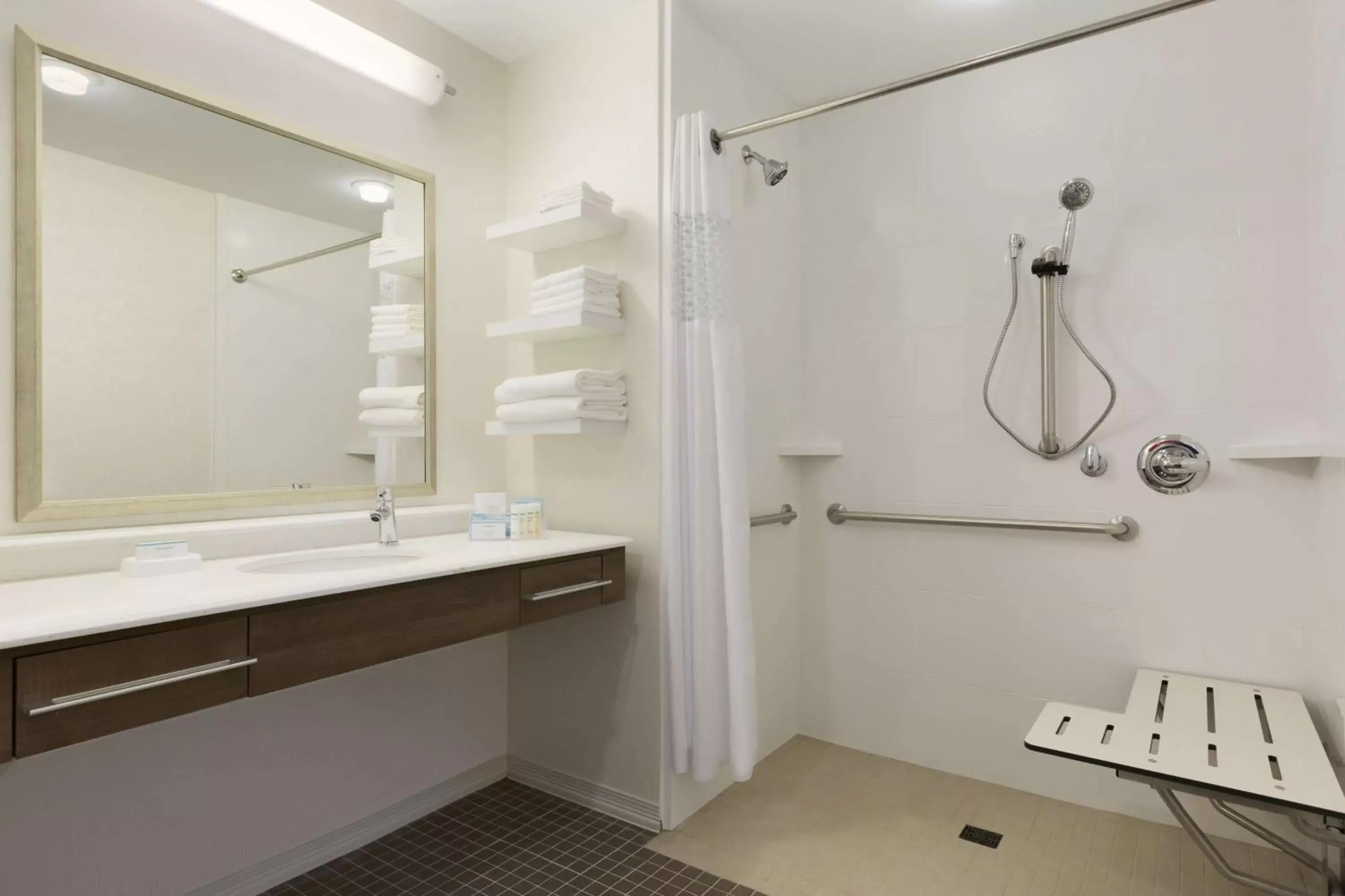Bathroom in Hampton Inn & Suites Niles/Warren, OH