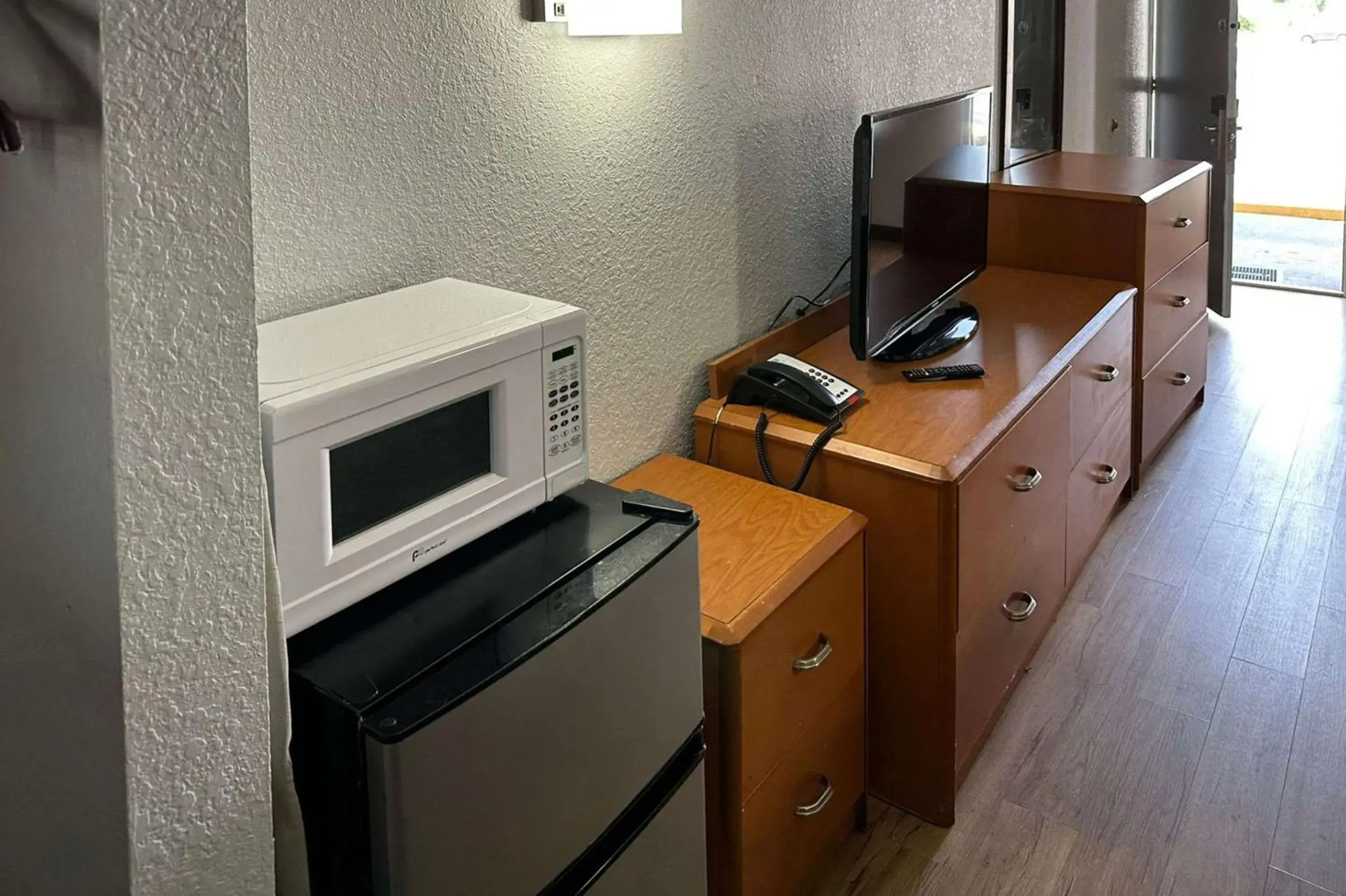 Bedroom, TV/Entertainment Center in Rodeway Inn