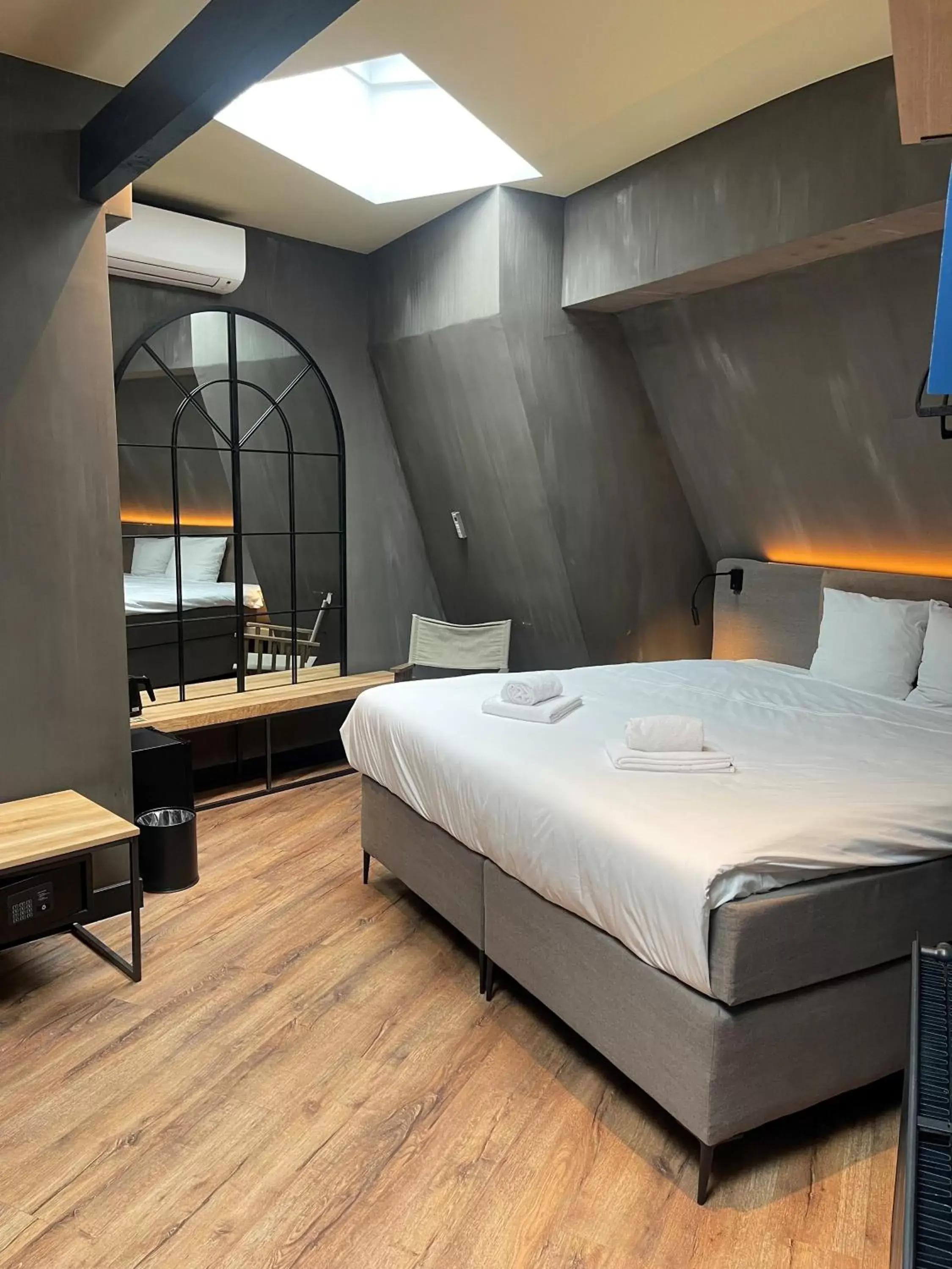 Photo of the whole room, Bed in City Center Lodge Utrecht