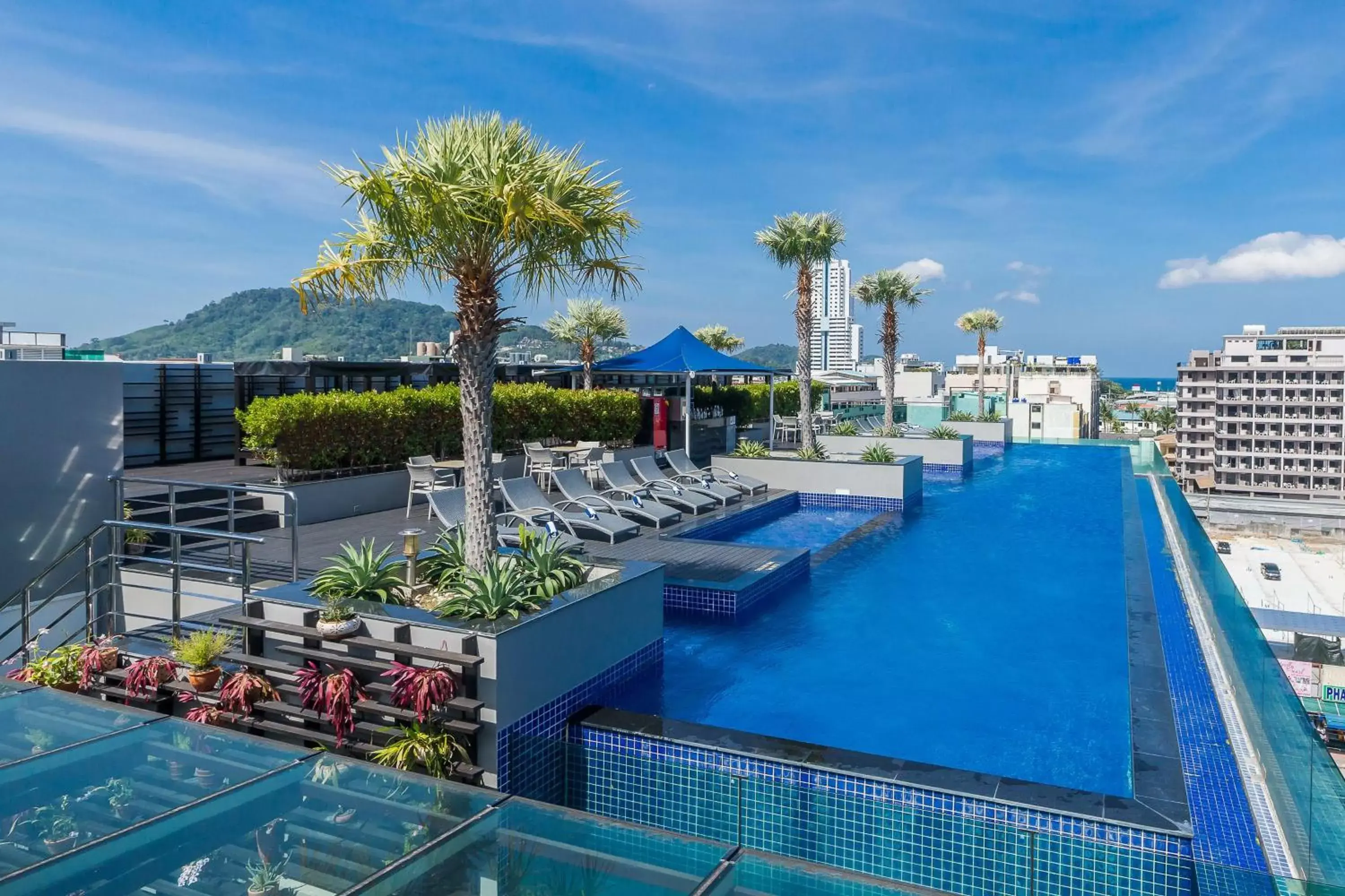 Pool view, Swimming Pool in Best Western Patong Beach