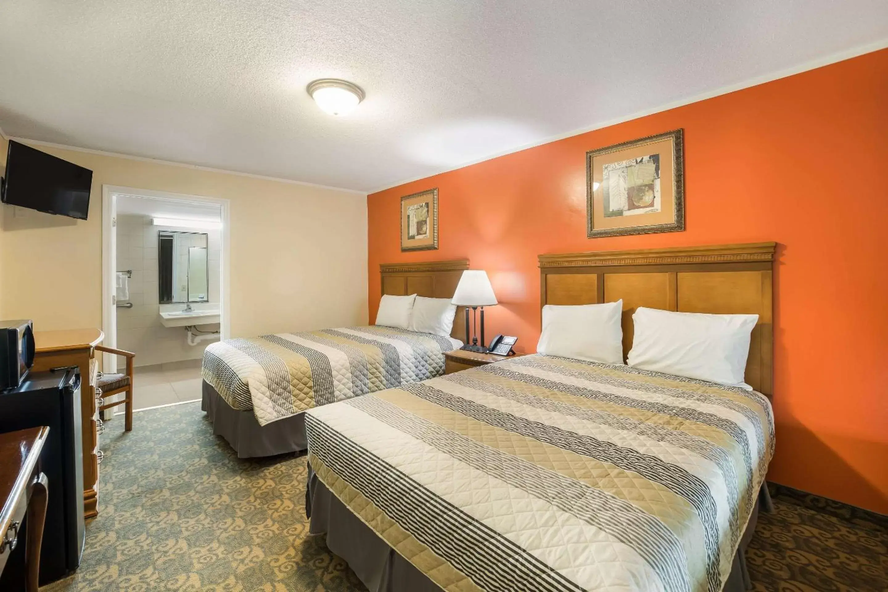 Photo of the whole room, Bed in Rodeway Inn