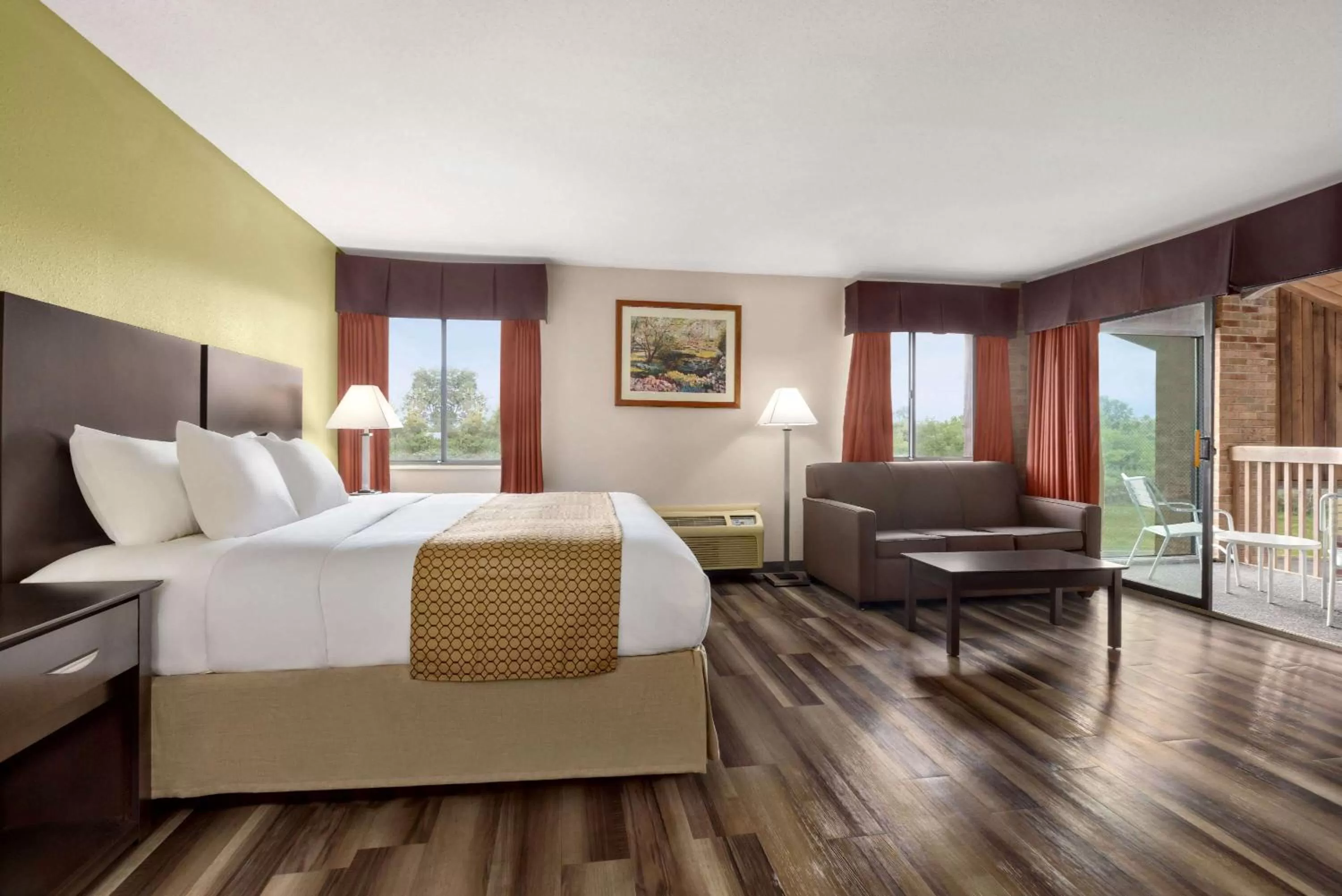 King Studio Suite with Tub - Non-Smoking in Baymont by Wyndham Monroe