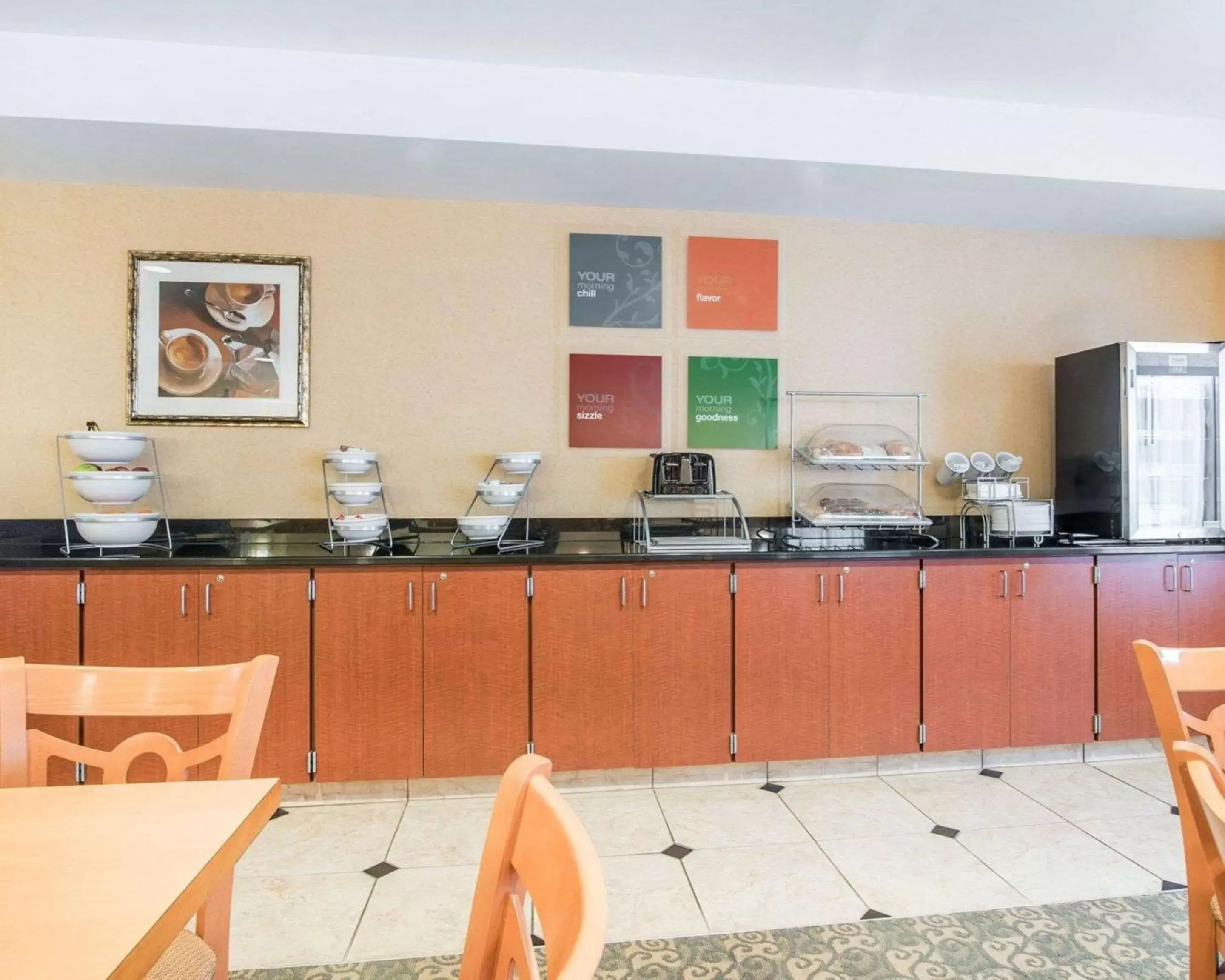 Restaurant/Places to Eat in Comfort Suites Vestal near University