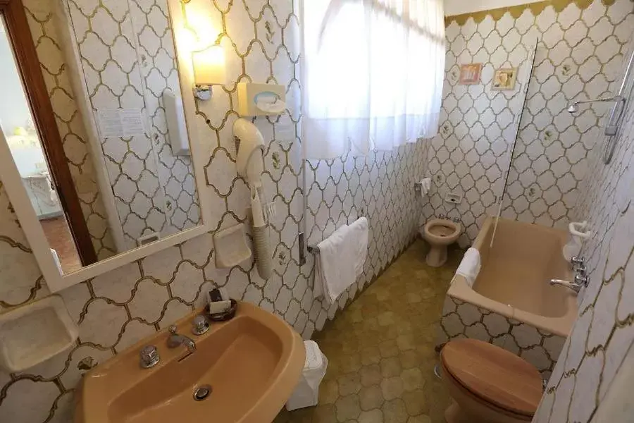 Bathroom in Hotel Bergamo Mare Mhotelsgroup