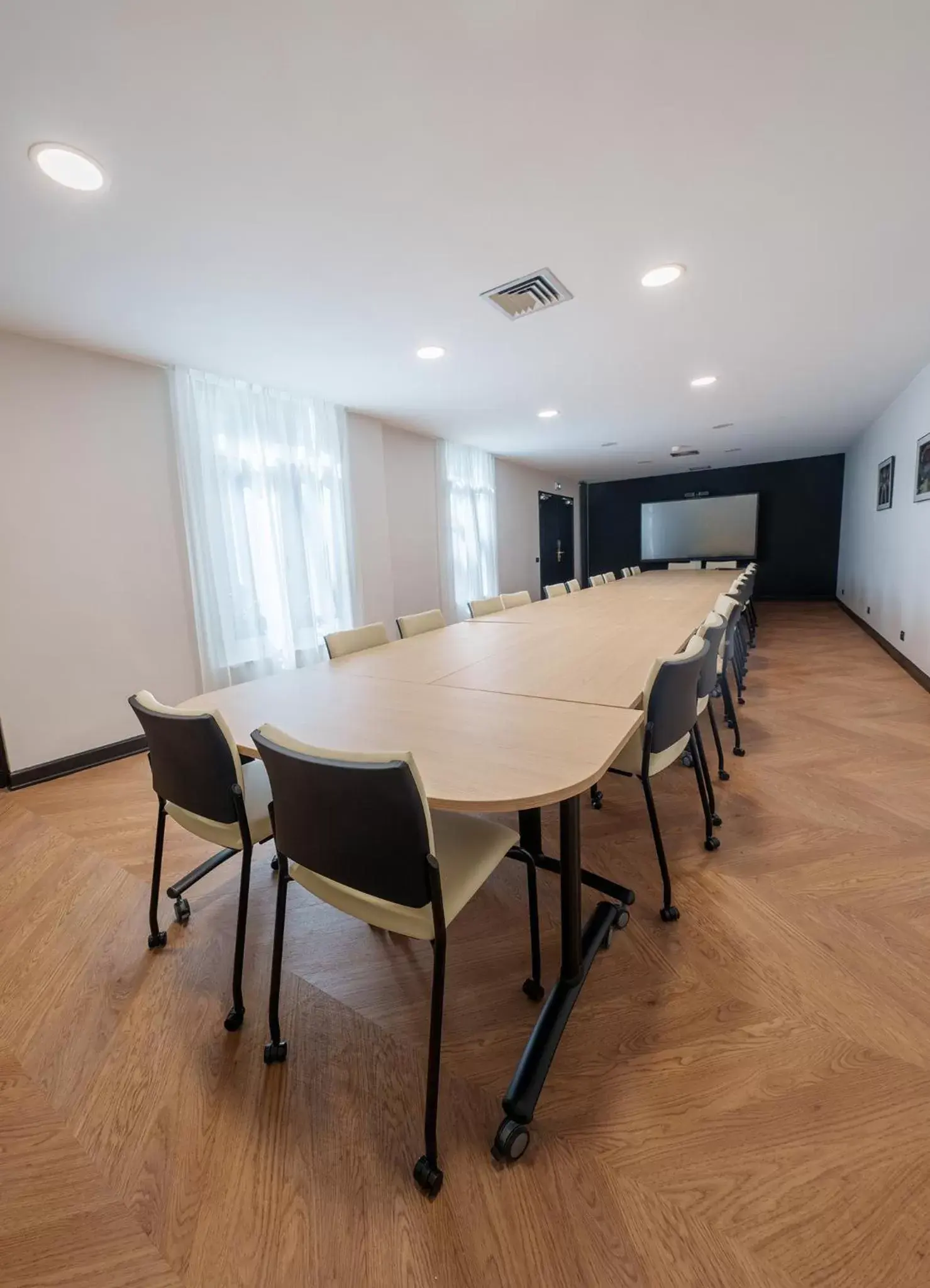 Meeting/conference room in Hôtel Le Picardy