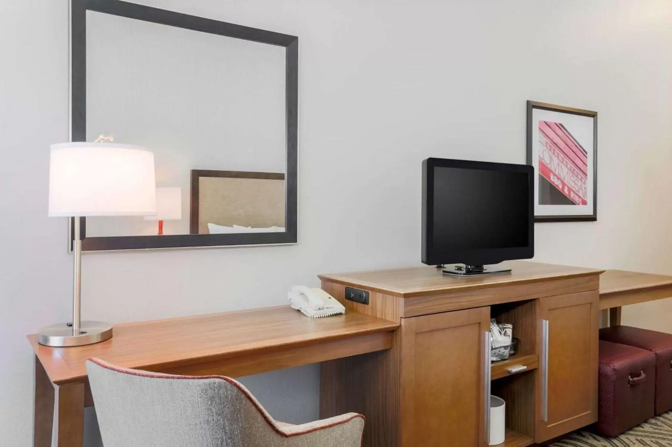 Bed, TV/Entertainment Center in Hampton Inn Memphis-Southwind