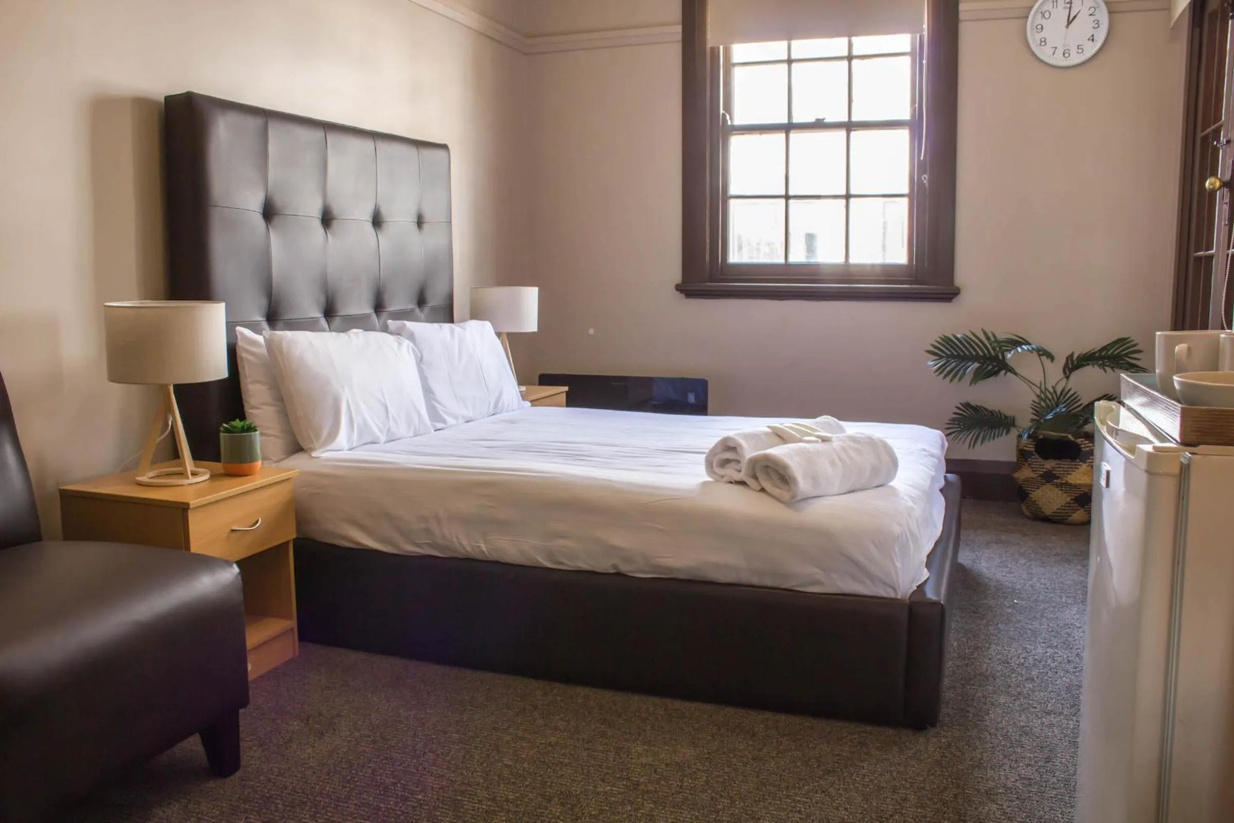 Bedroom, Bed in Campsie Hotel