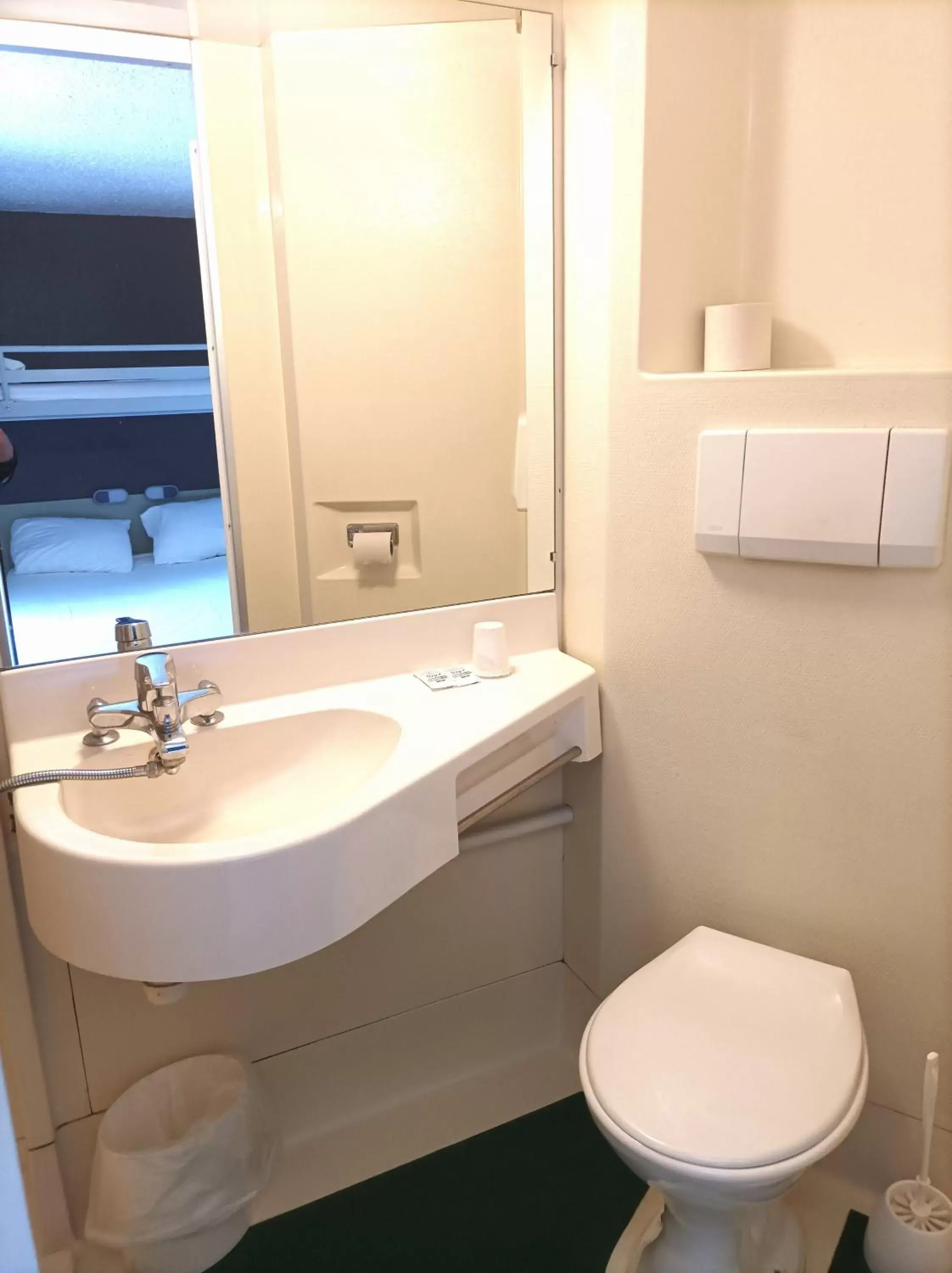 Toilet, Bathroom in Cit'hotel Design Booking Evry Saint-Germain-lès-Corbeil Sénart