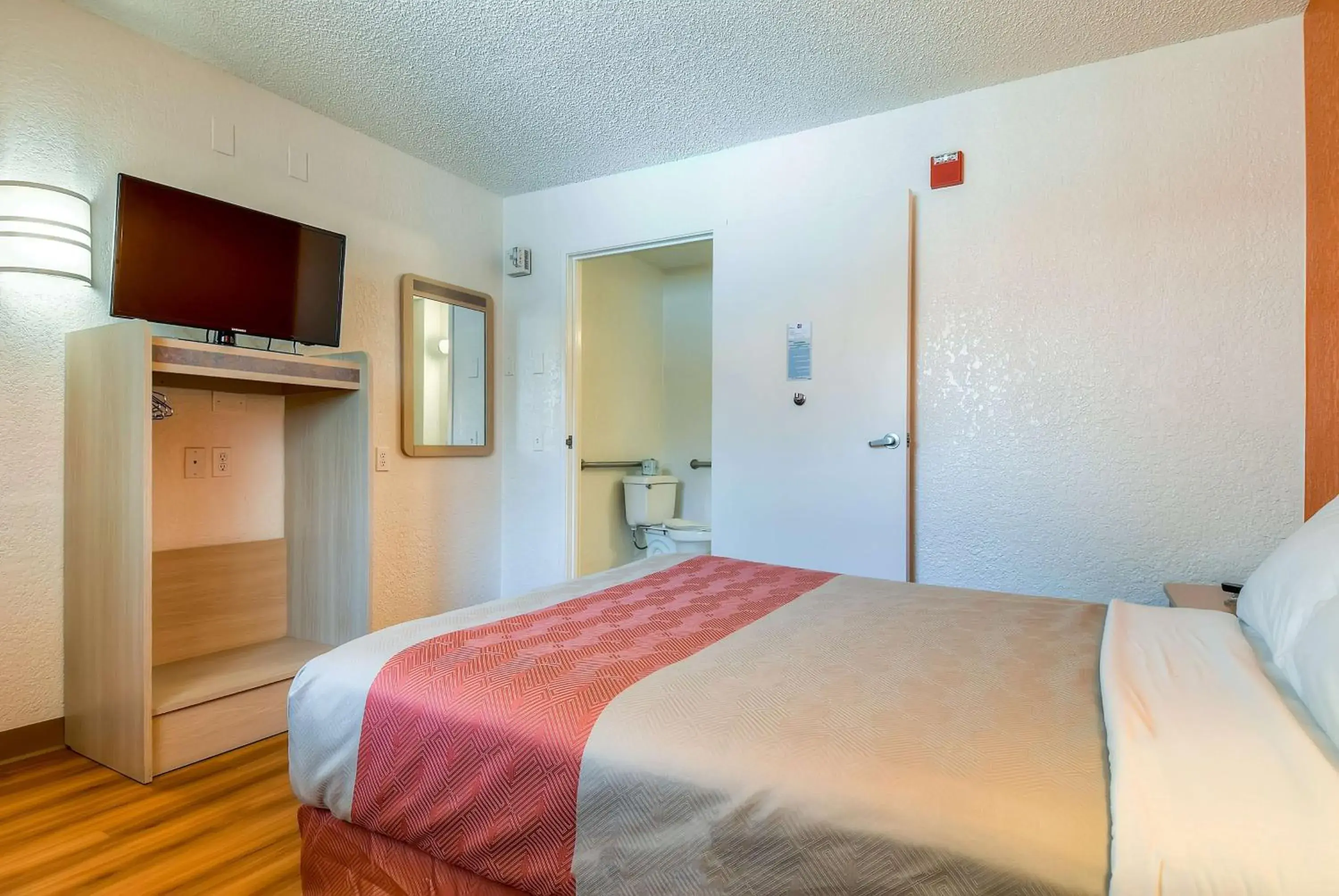 Toilet, Bed in Motel 6-Rowland Heights, CA - Los Angeles - Pomona