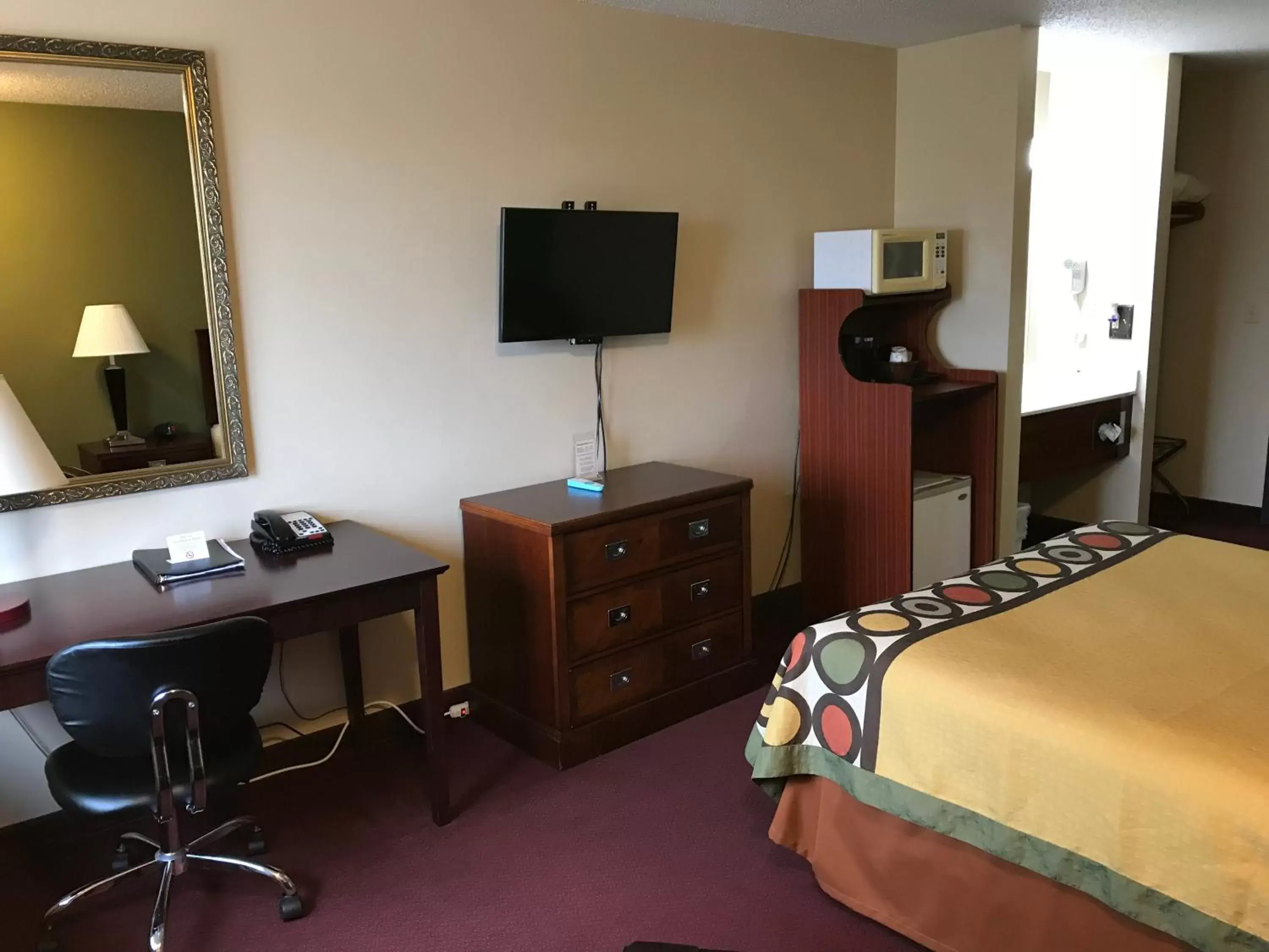Bedroom, TV/Entertainment Center in Heartland Hotel & Suites