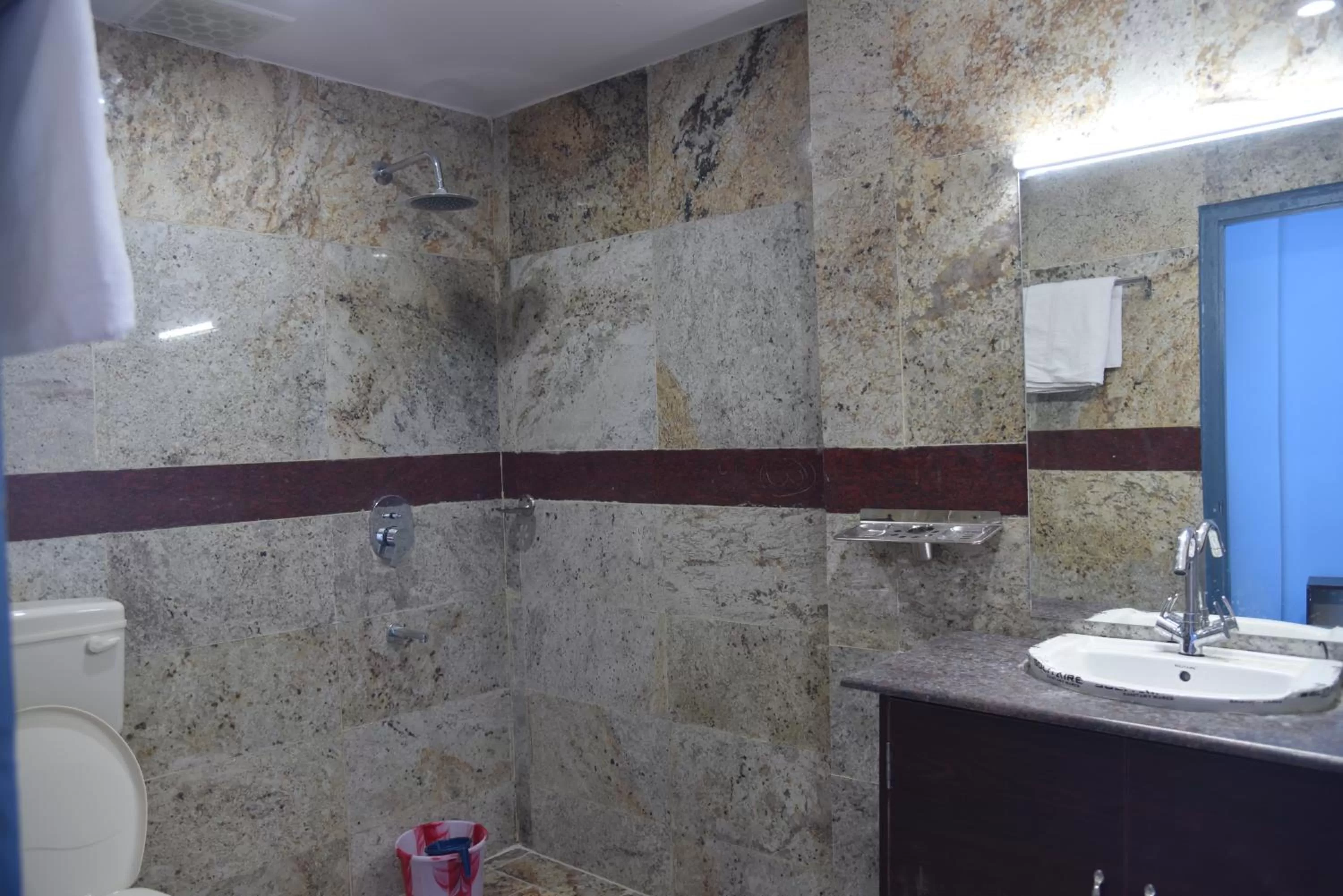 Shower in Thangam Residency
