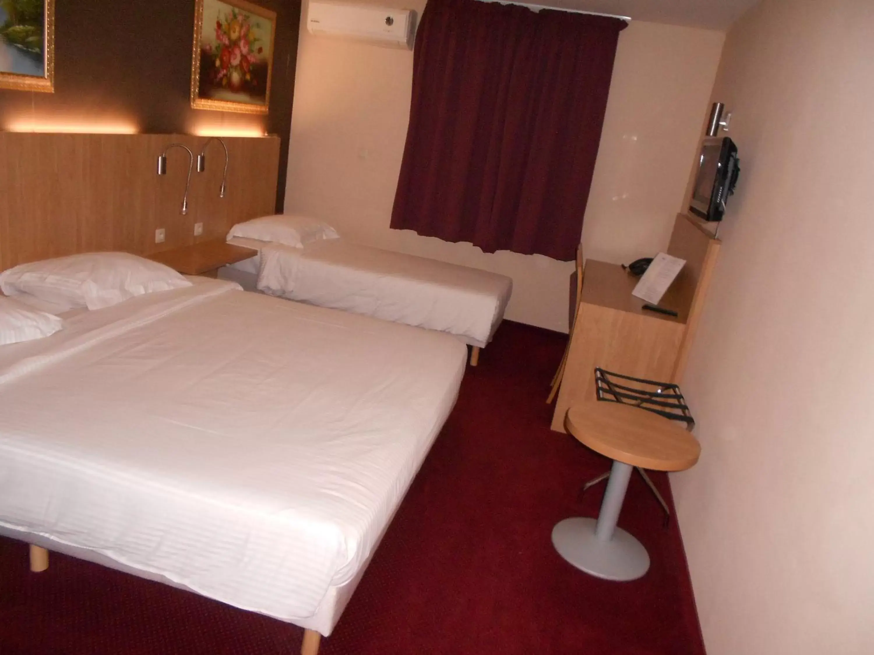 Photo of the whole room, Bed in Hotel Euro Capital Brussels