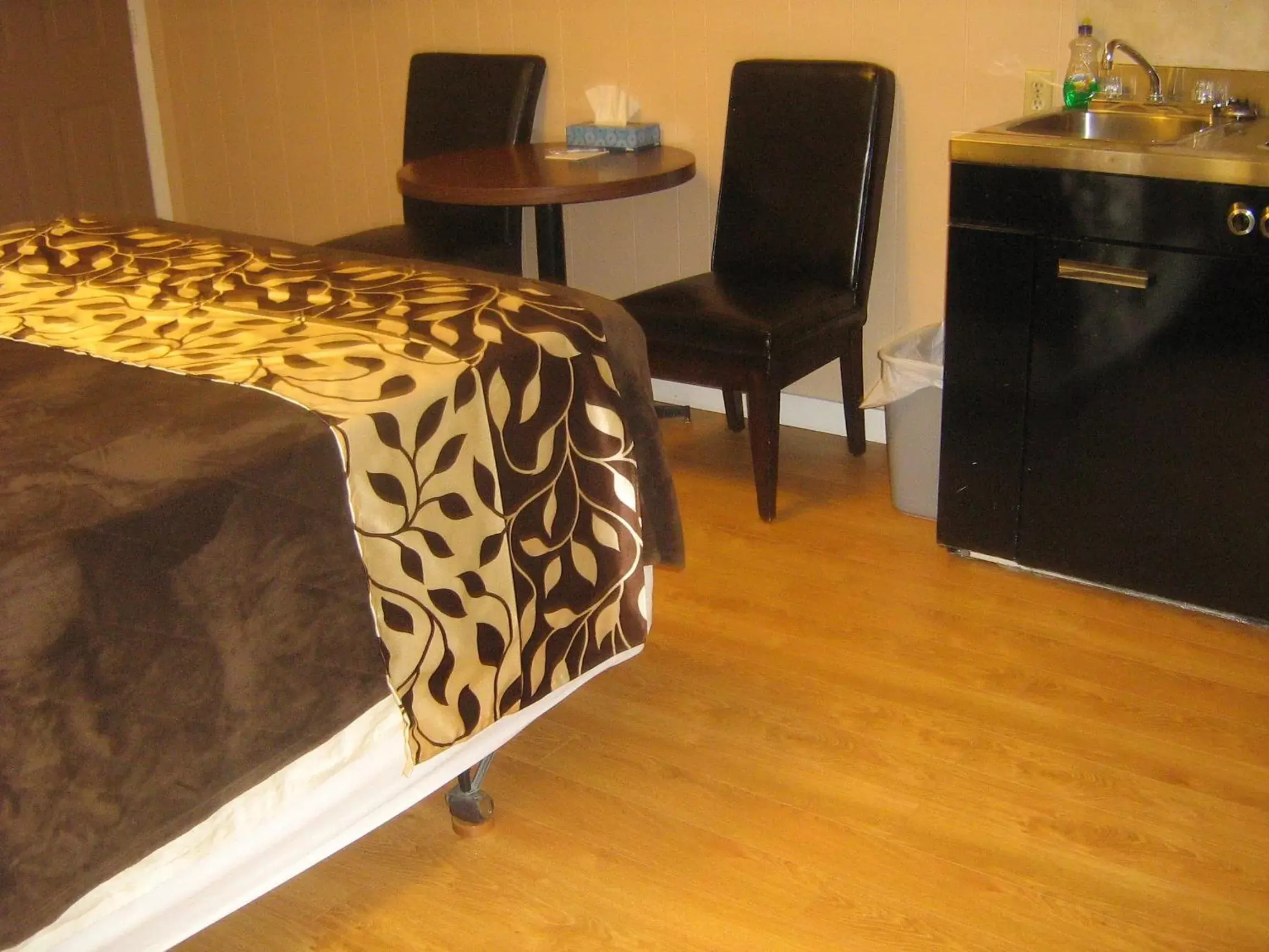 Bedroom, Seating Area in Parkway Motel & European Lodges