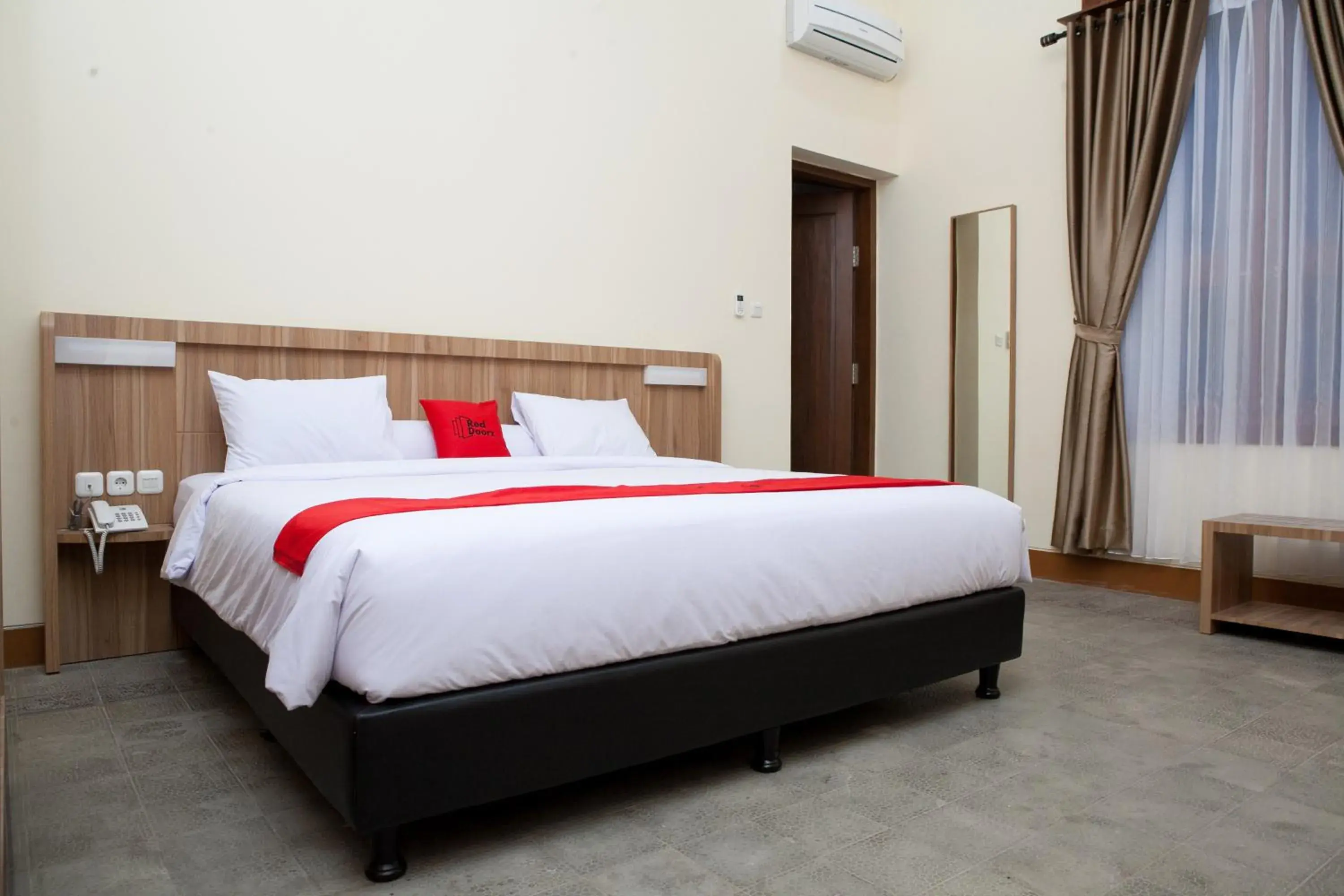 Bed in RedDoorz Plus near Pasundan University