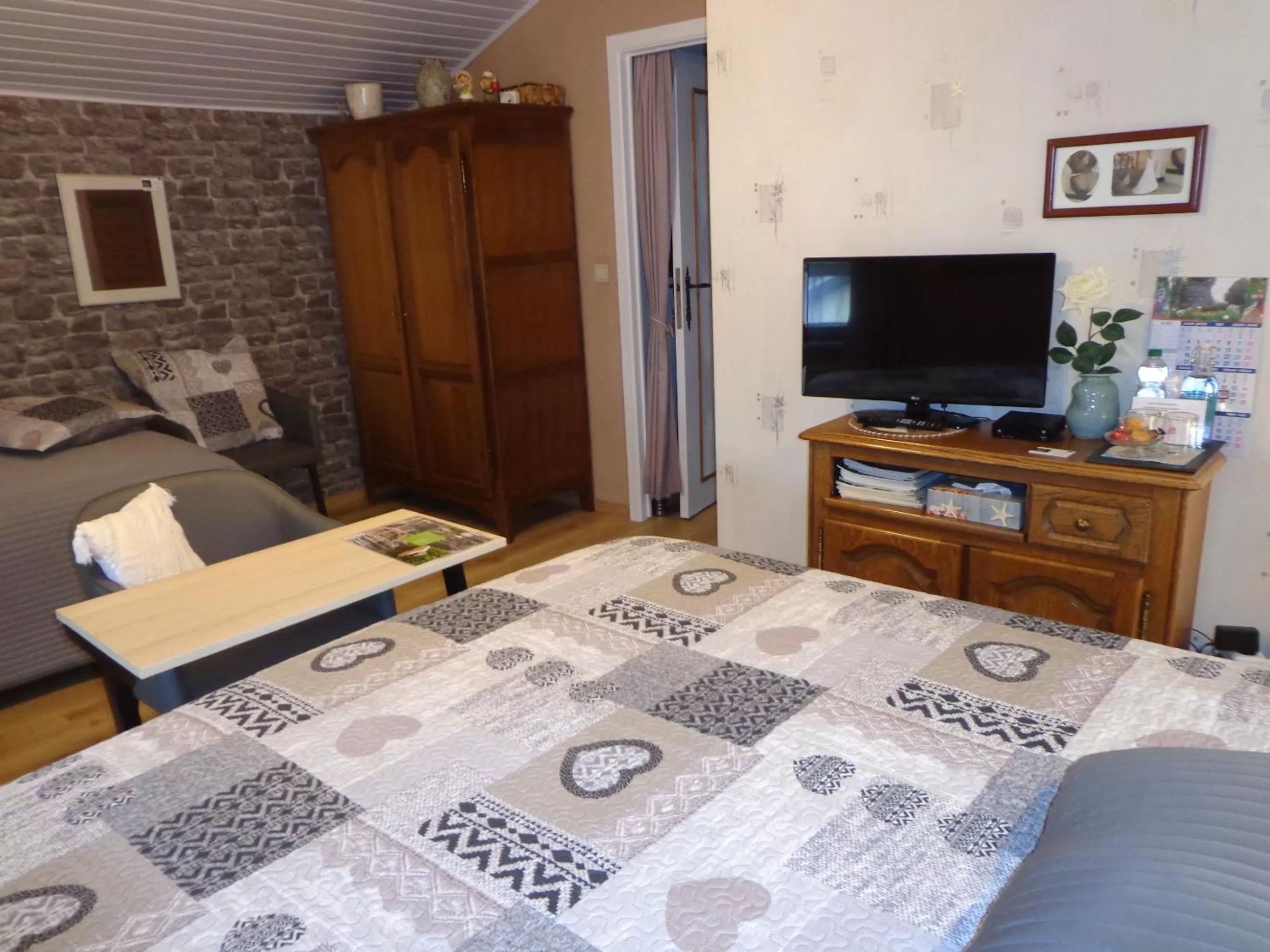 Bedroom, Bed in Le Chant du Merle