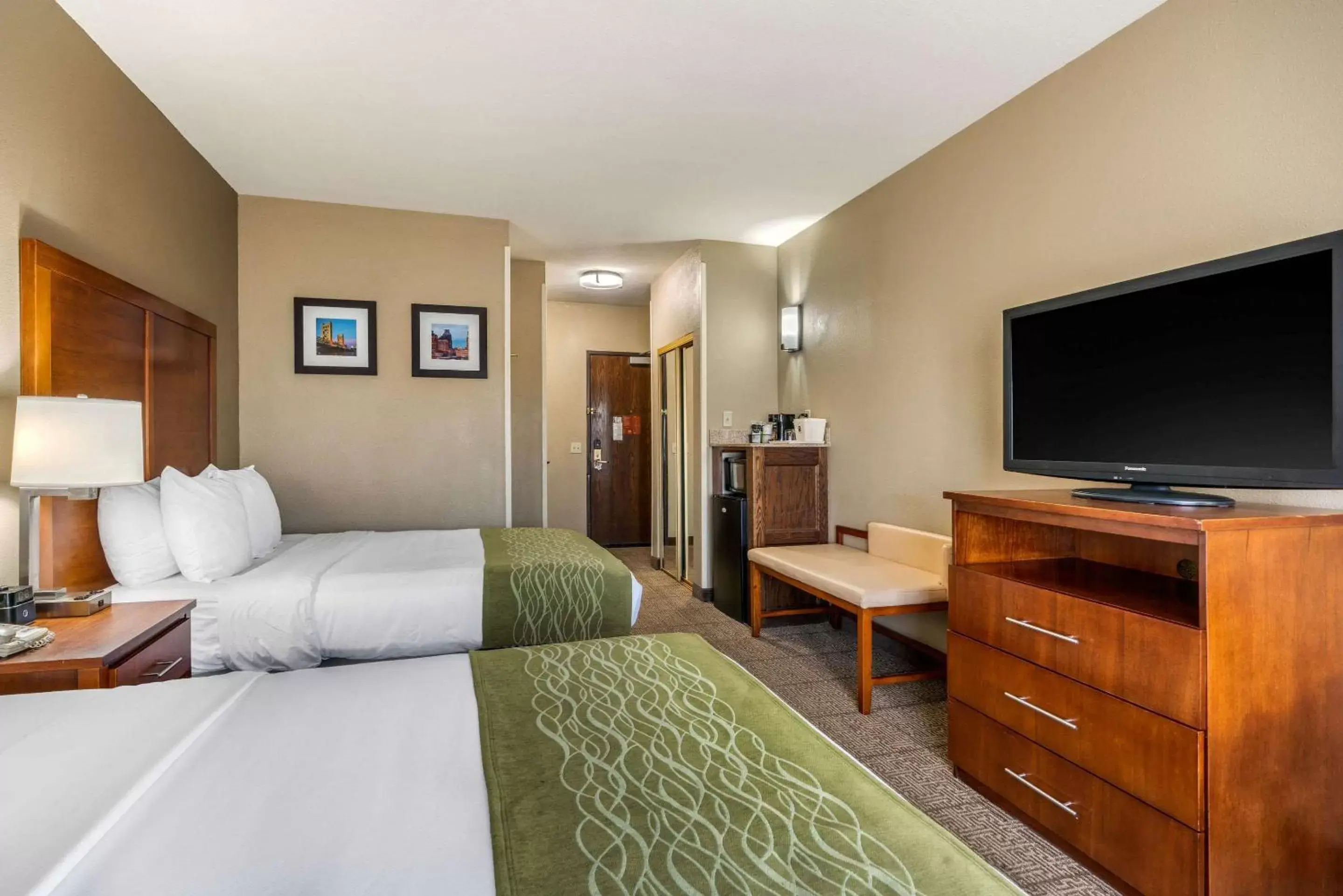 Photo of the whole room, Bed in Comfort Inn & Suites Sacramento – University Area