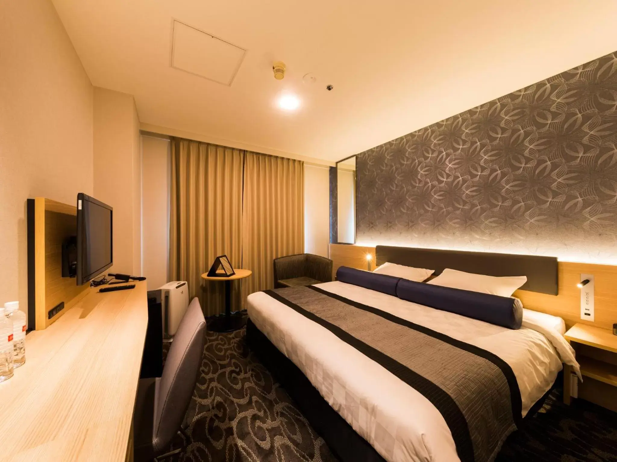 Photo of the whole room, Bed in Shin Osaka Esaka Tokyu REI Hotel