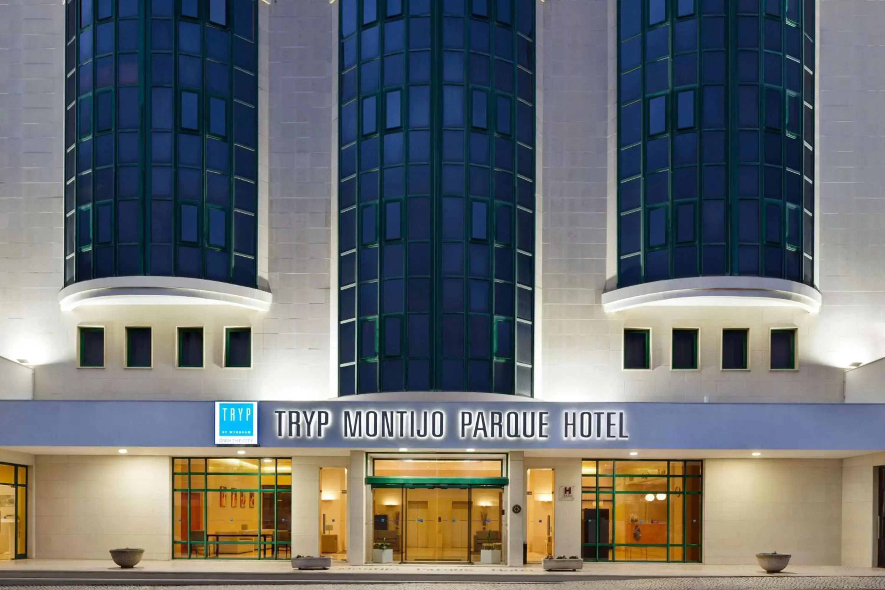 Property Building in TRYP by Wyndham Montijo Parque Hotel
