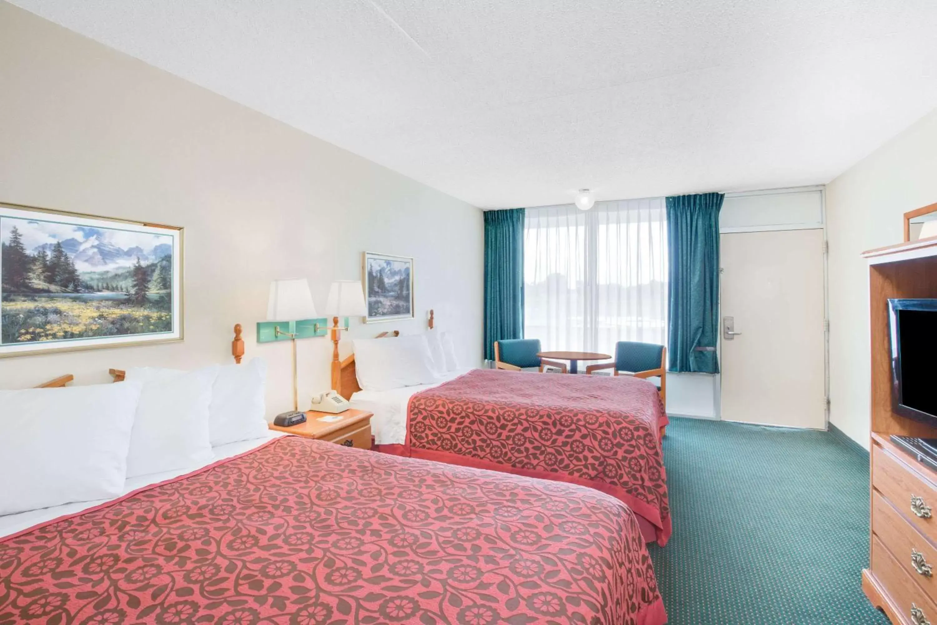 Photo of the whole room, Bed in Days Inn by Wyndham Newport