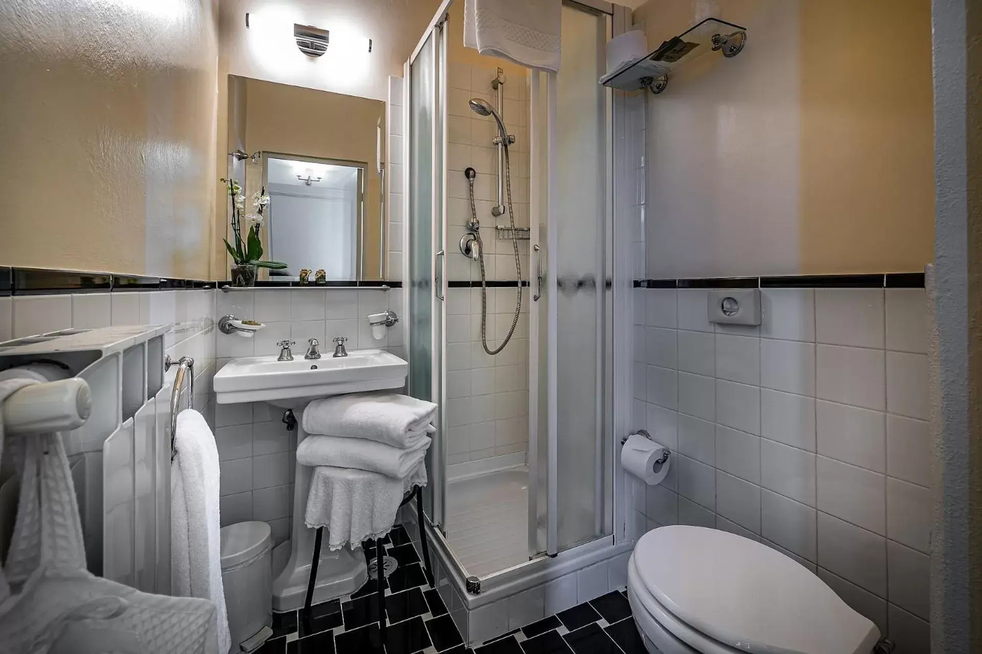 Shower, Bathroom in Palazzo Gamba Apartments al Duomo