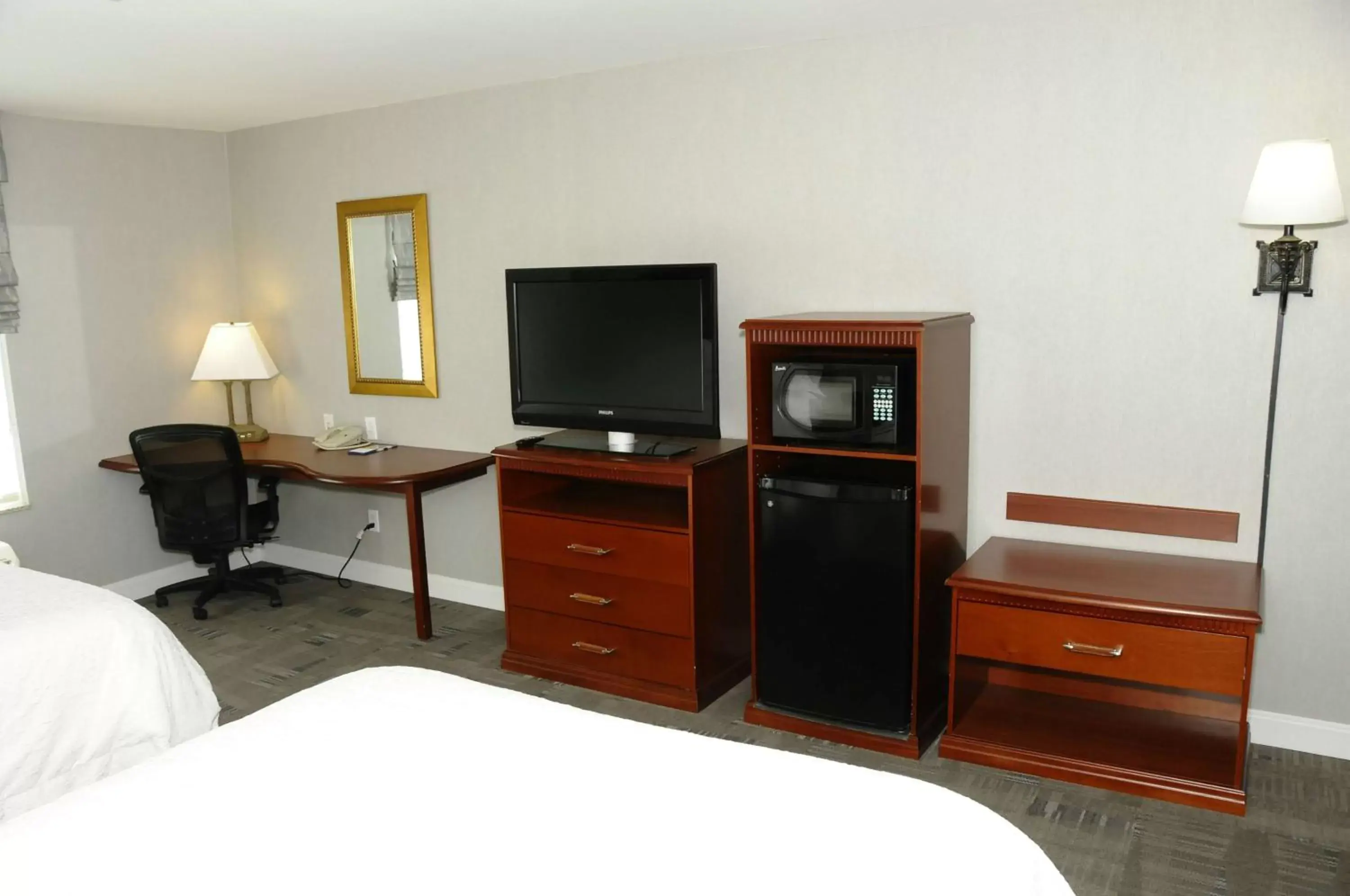 Bedroom, TV/Entertainment Center in Hampton Inn & Suites Redding