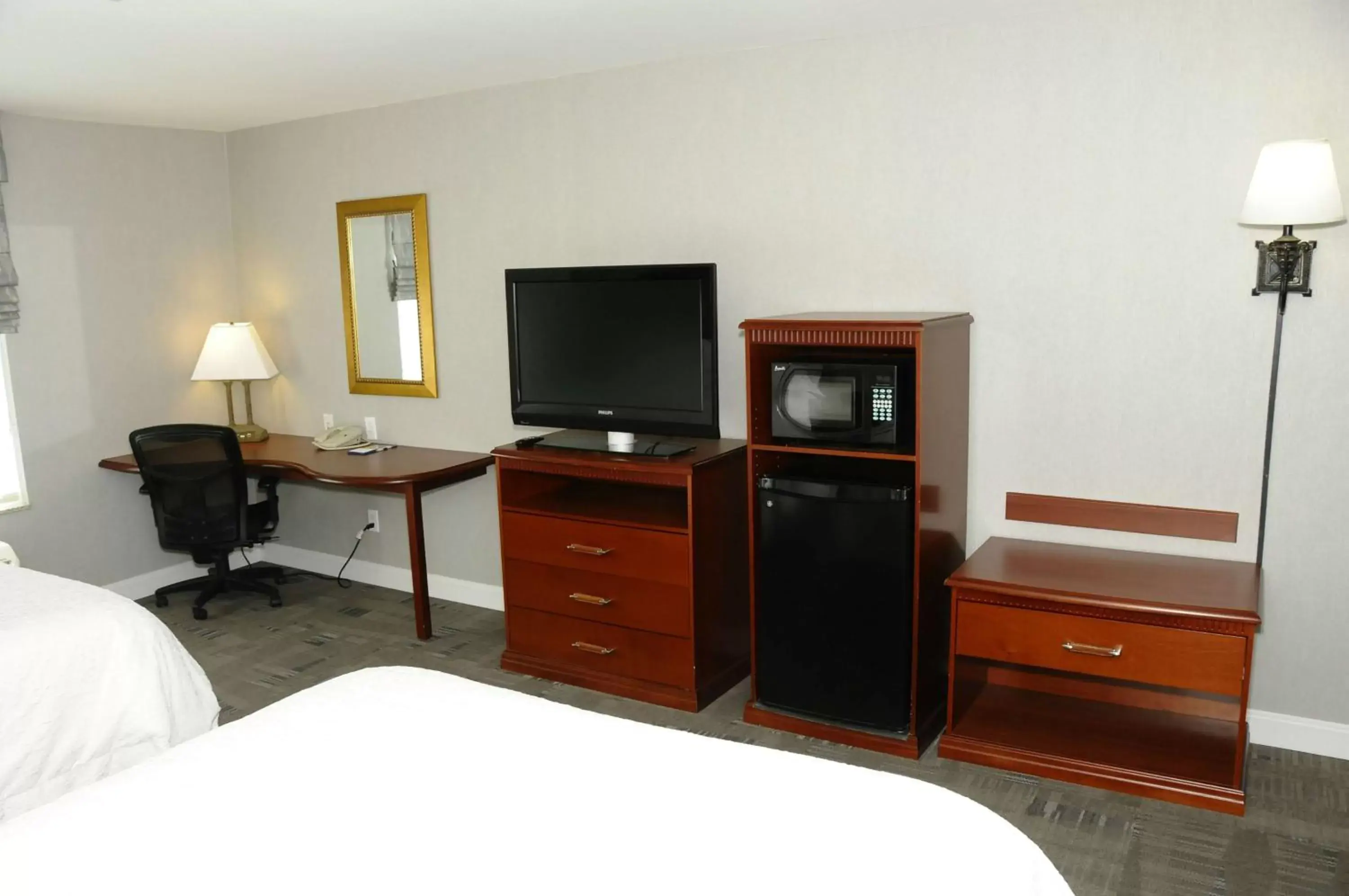 Bedroom, Bed in Hampton Inn & Suites Redding Bedroom, Bed in Hampton Inn & Suites Redding