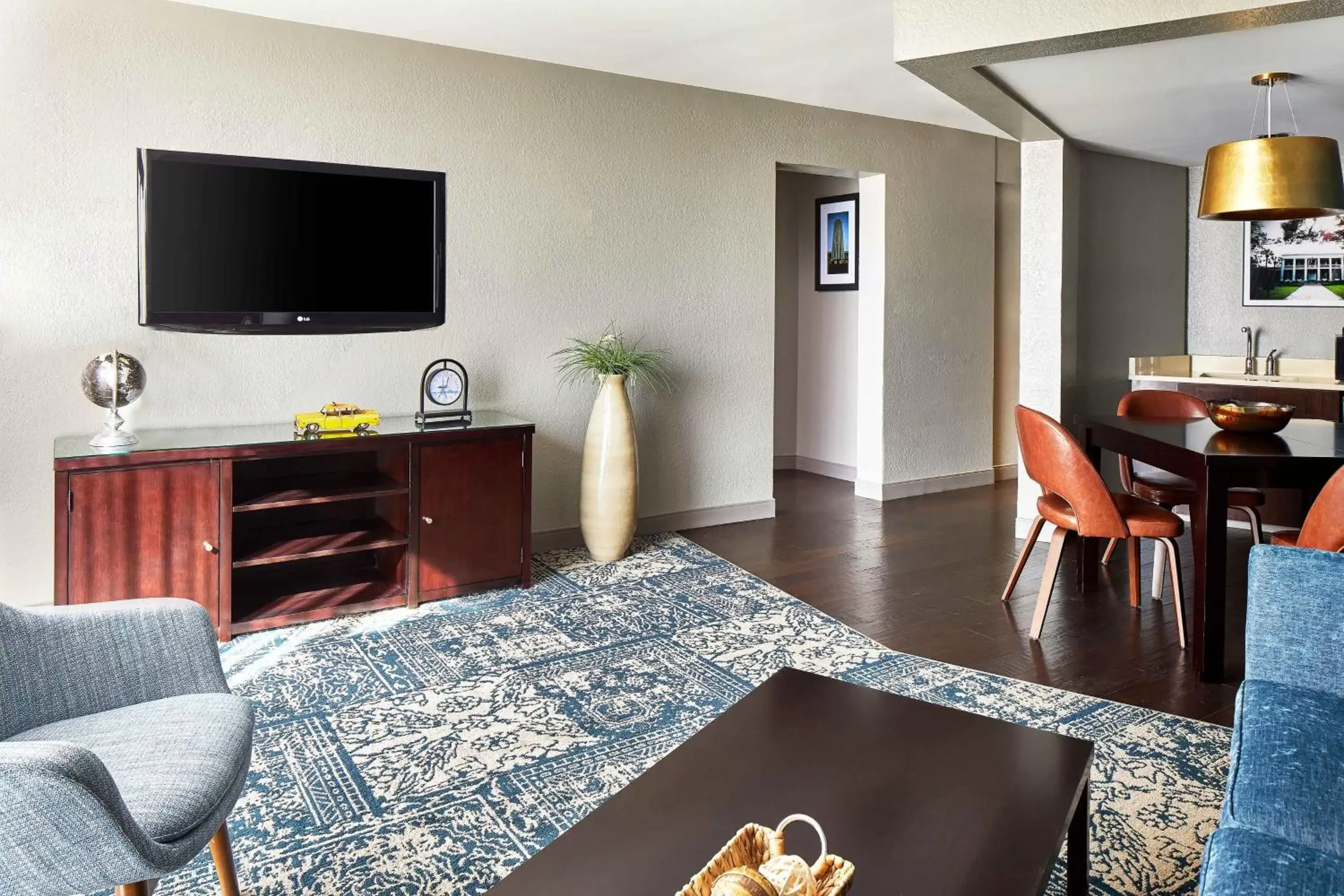 Living room, TV/Entertainment Center in Four Points by Sheraton Tallahassee Downtown