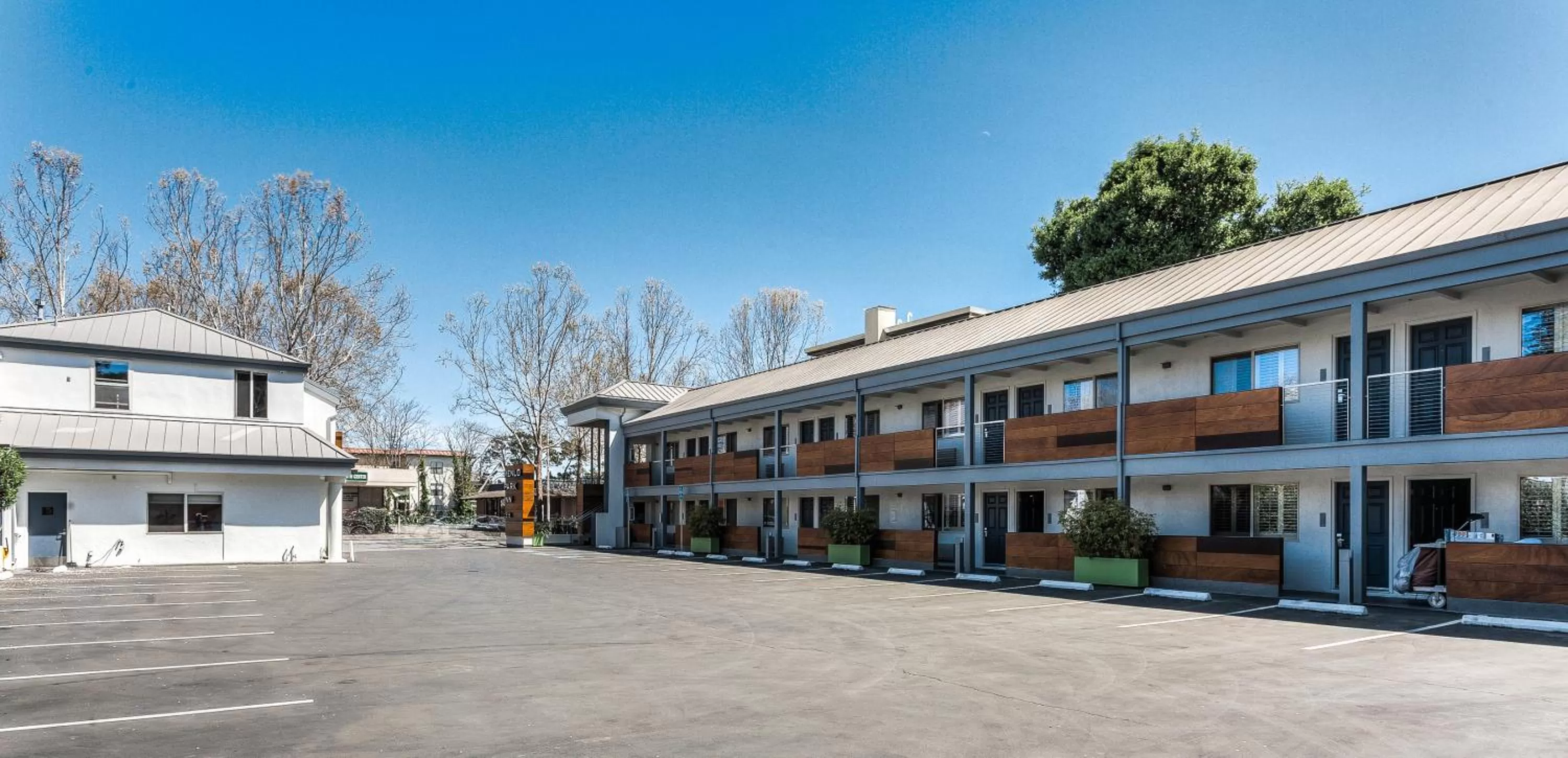 Property building in Menlo Park Inn