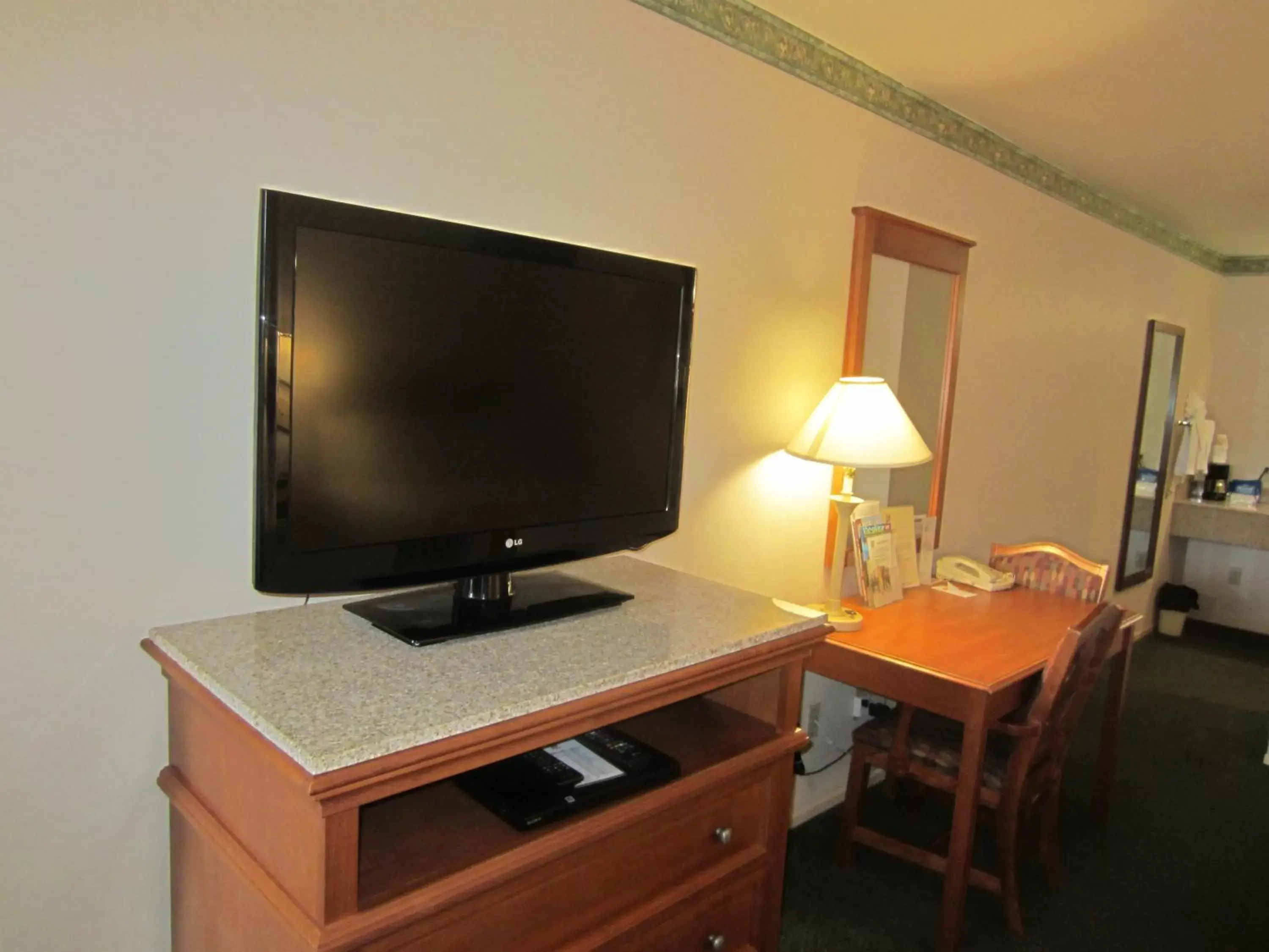 TV and multimedia, TV/Entertainment Center in Old Town Inn