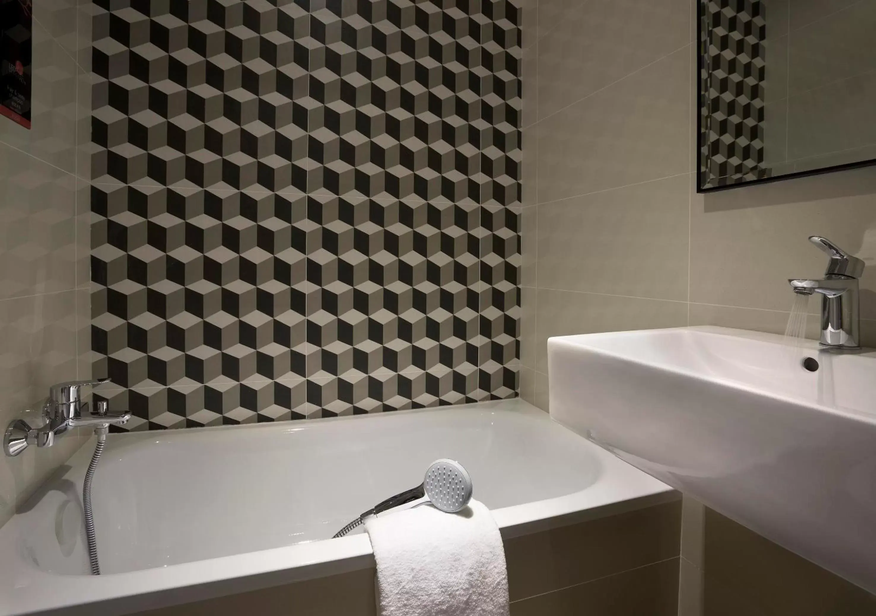 Shower, Bathroom in Hotel 81 Premier Hollywood