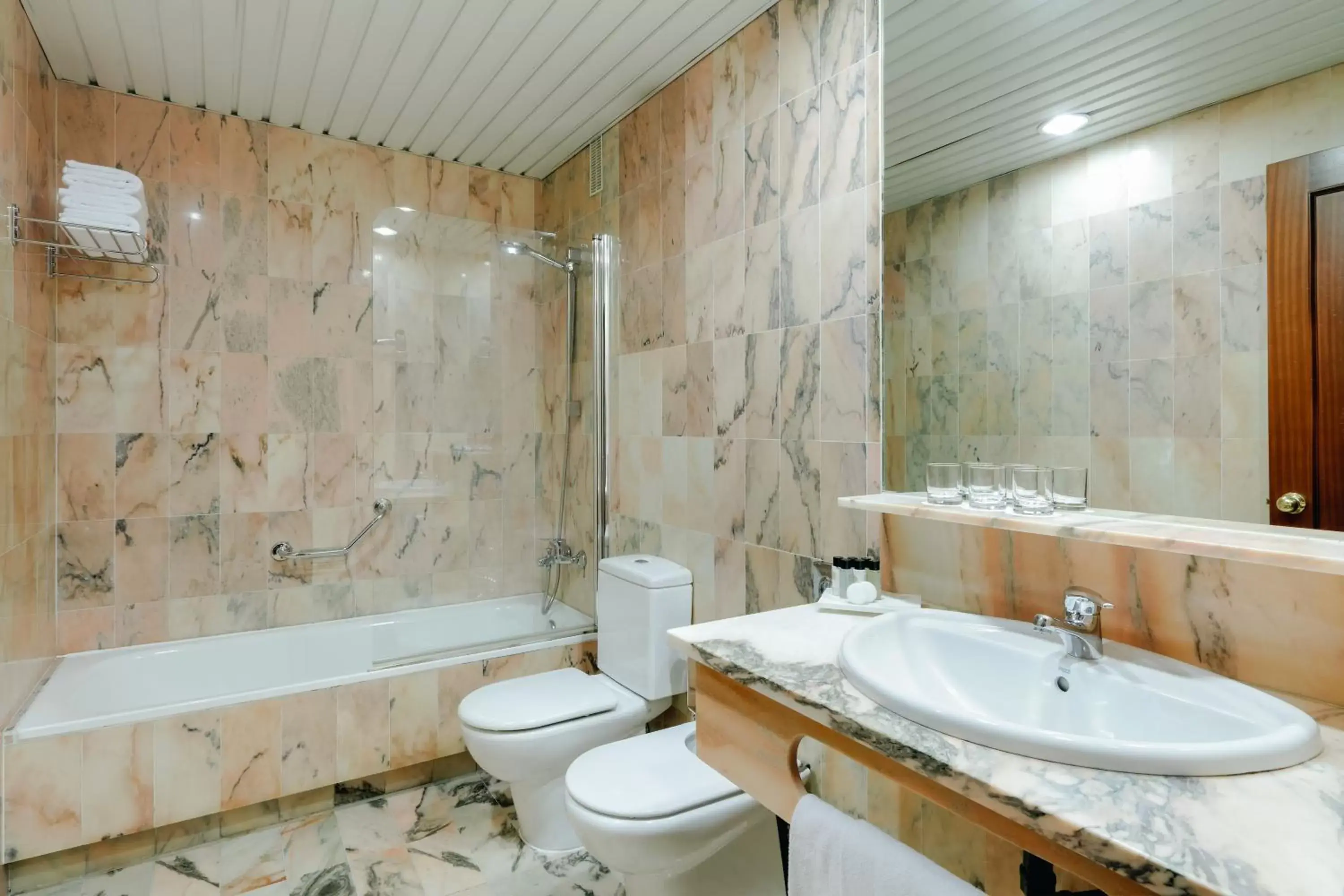 Bathroom in Hesperia Vigo