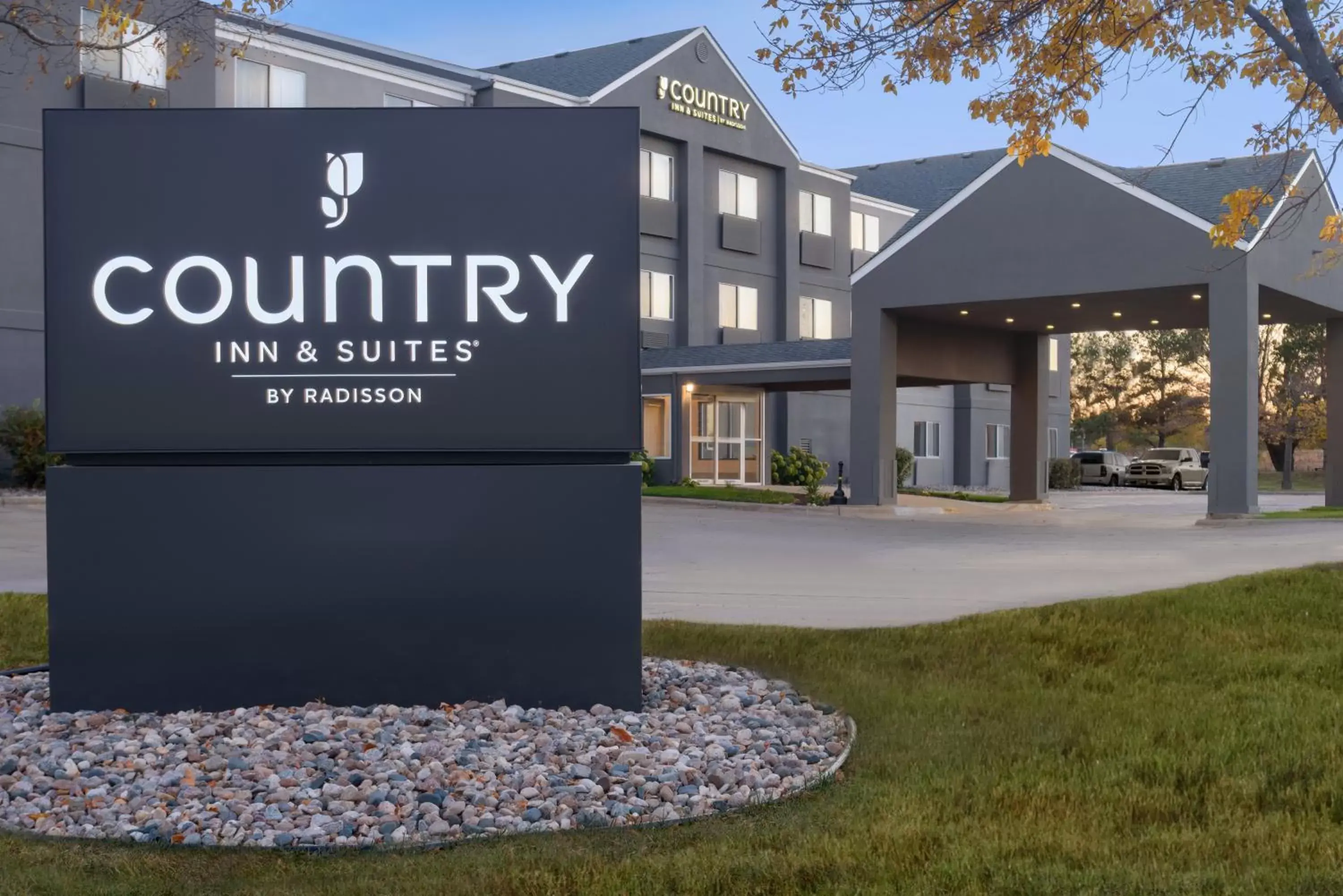 Facade/Entrance in Country Inn & Suites by Radisson, Brookings