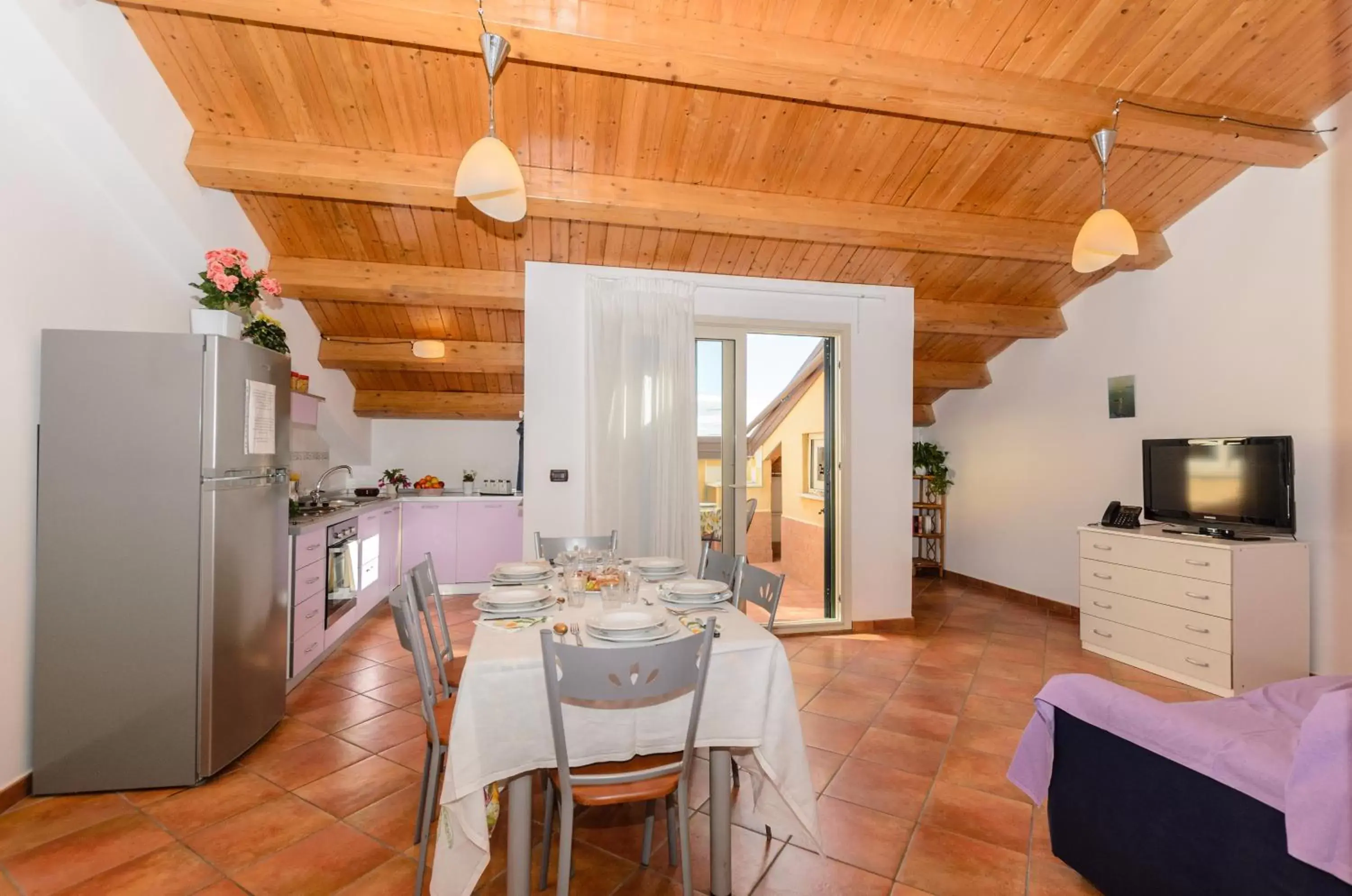 Kitchen or kitchenette, Dining Area in Le Tartarughe Aparthotel